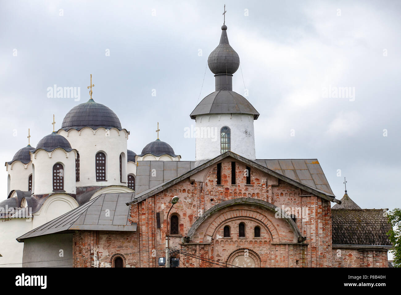 Kirche des Heiligen Paraskevi und St. Nikolaus Kathedrale Kuppeln, Novgorod. Stockfoto