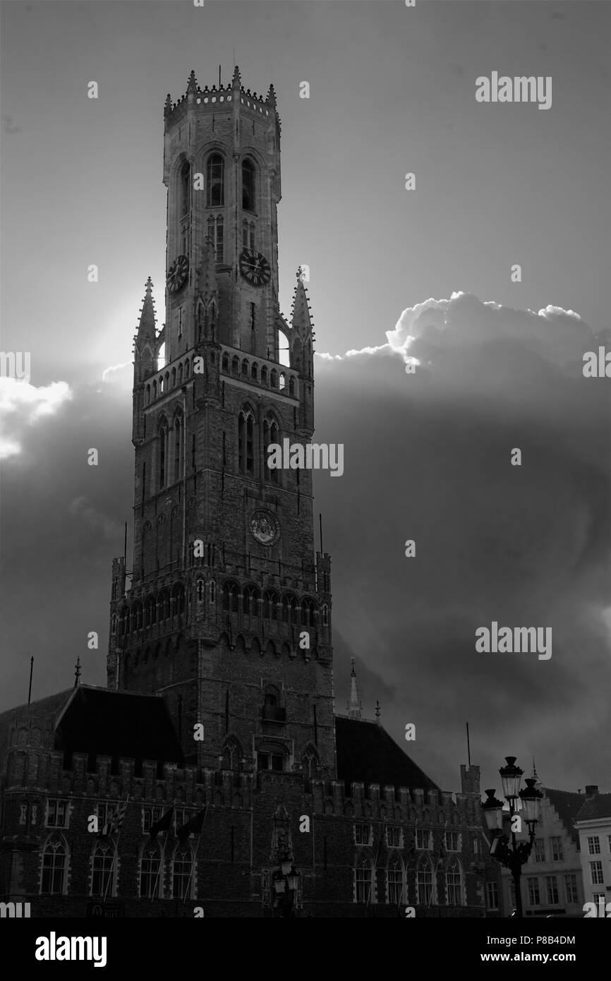 Die hohen gotischen Belfort, oder Glockenturm der Hallen dominiert den Markt, Brugge, Belgien. Schwarz und Weiss Stockfoto