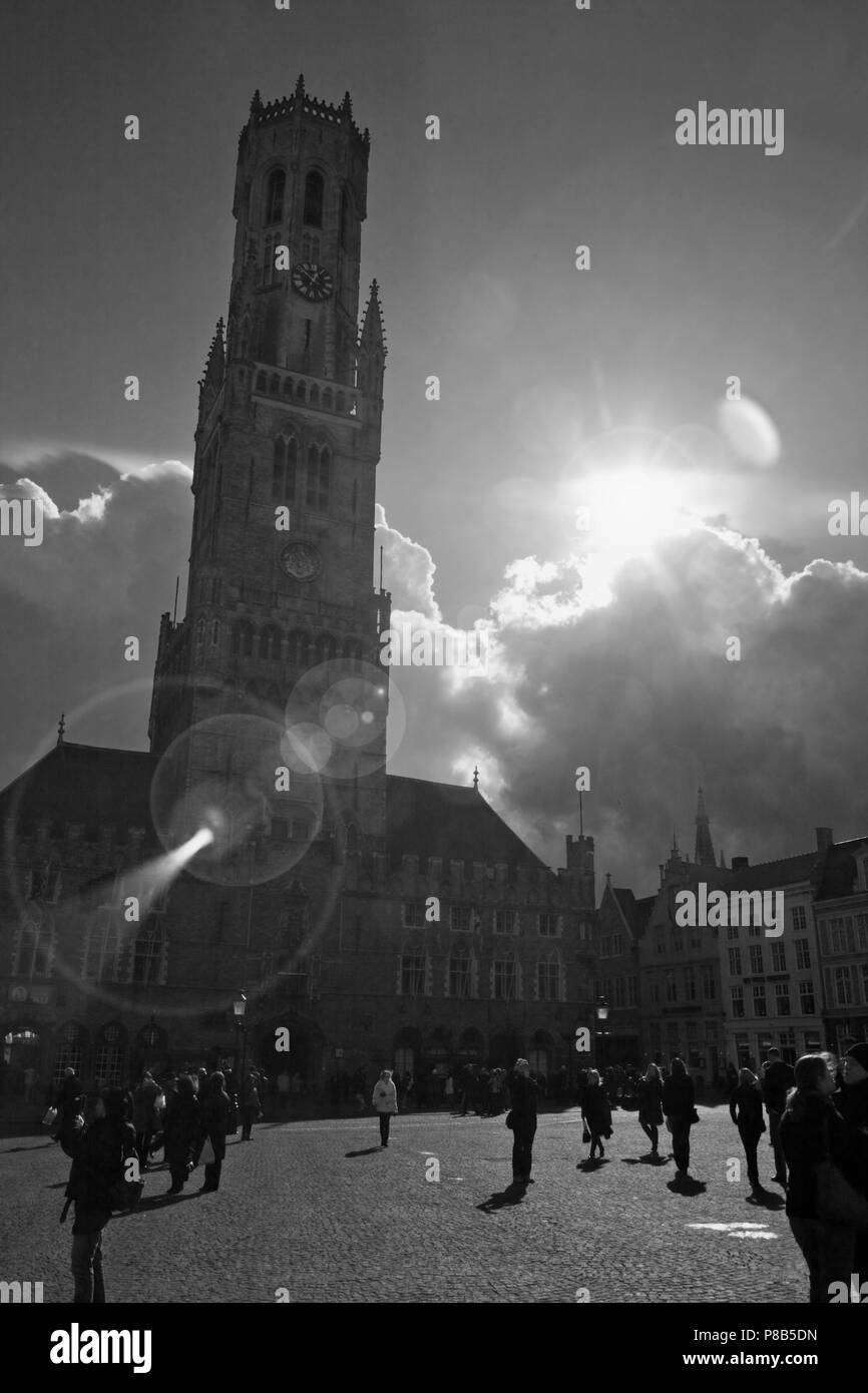 Die hohen gotischen Belfort, oder Glockenturm der Hallen dominiert den Markt, Brugge, Belgien. Schwarz und Weiss Stockfoto