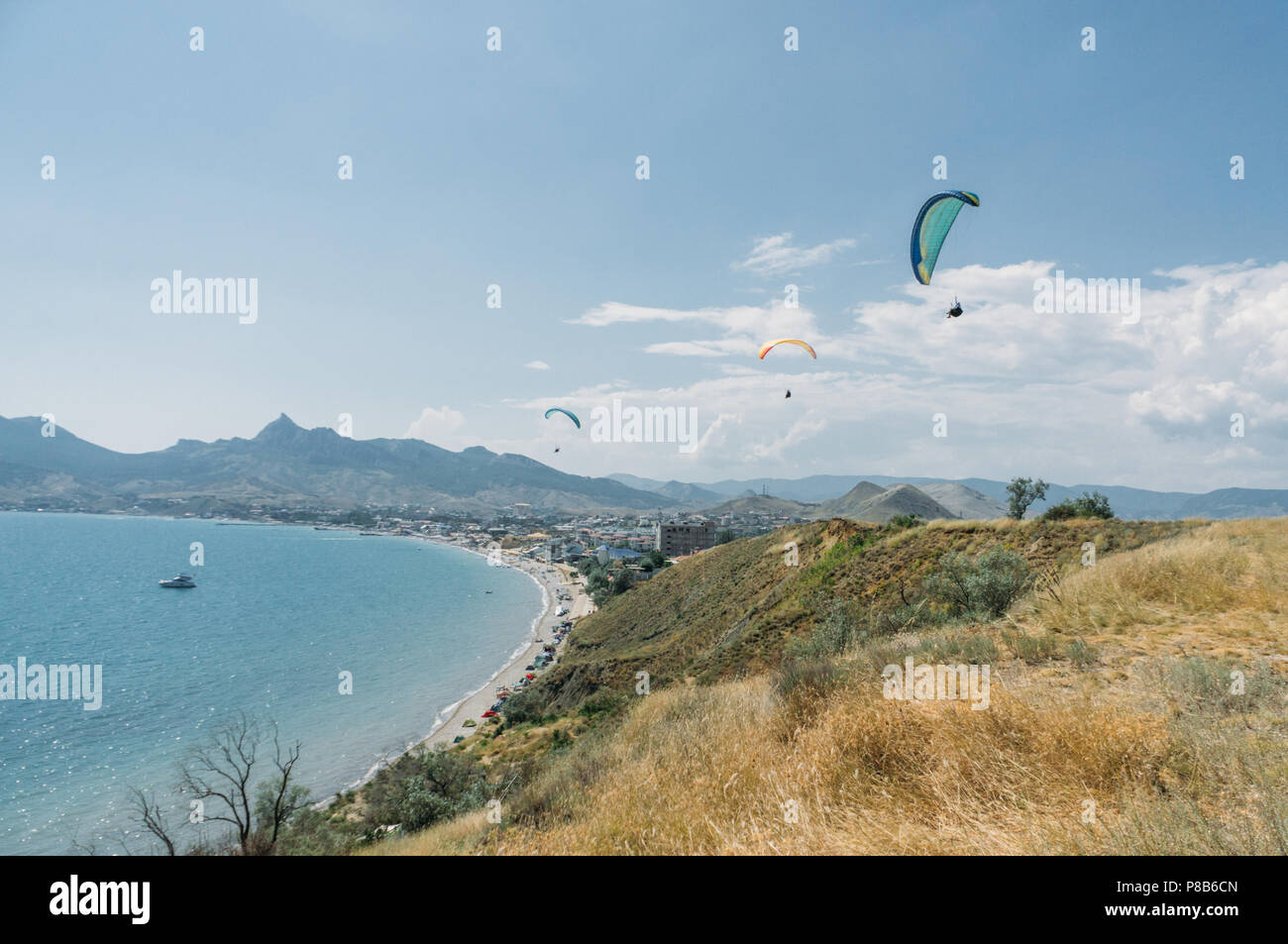 Bergige Landschaft mit Fallschirmjäger in den Himmel, Krim, Ukraine fliegen, Mai 2013 Stockfoto