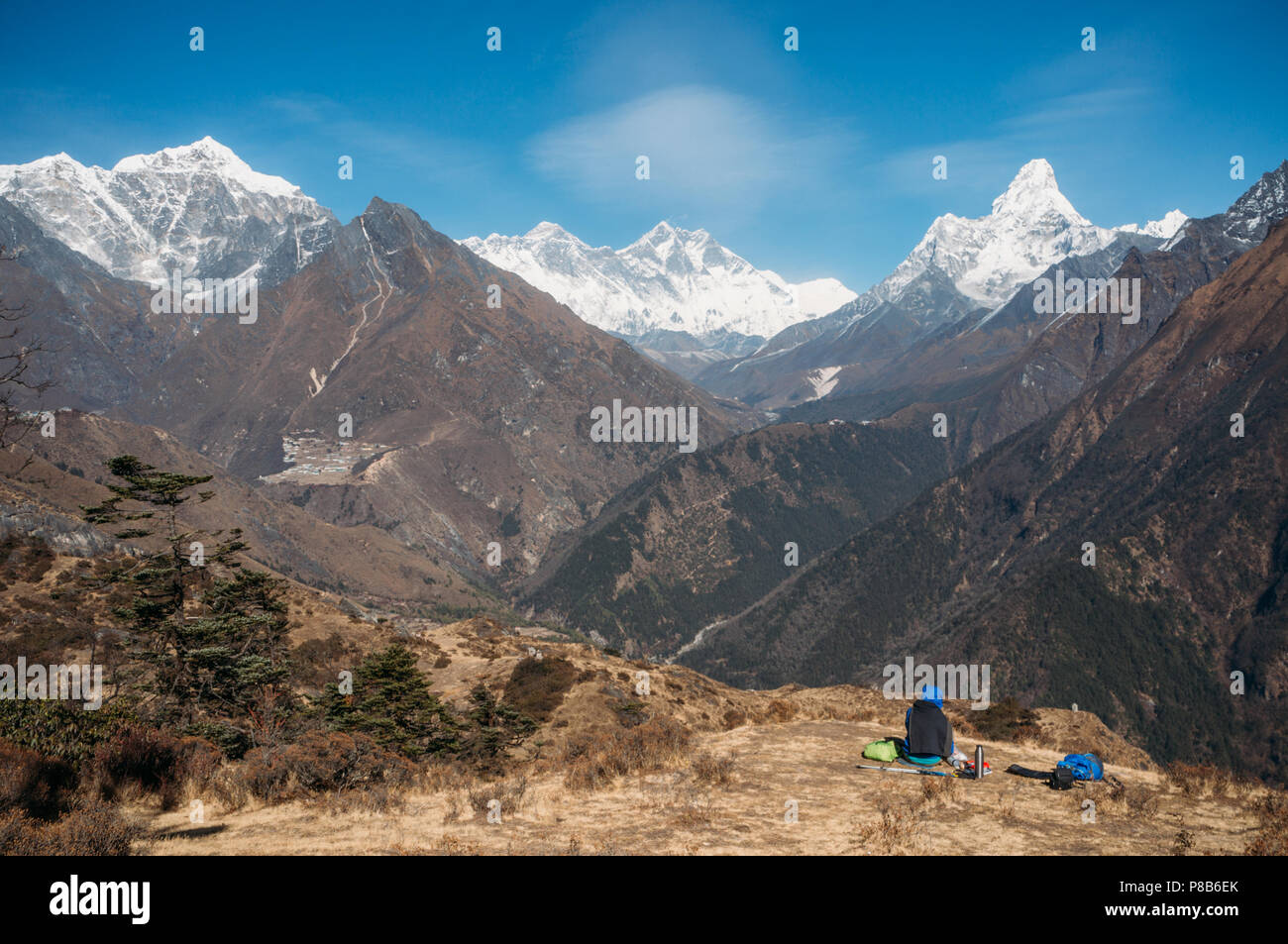 Mann sitzt und bei der Ama Dablam Berg in Nepal, Sagarmatha, November 2014 Suchen Stockfoto