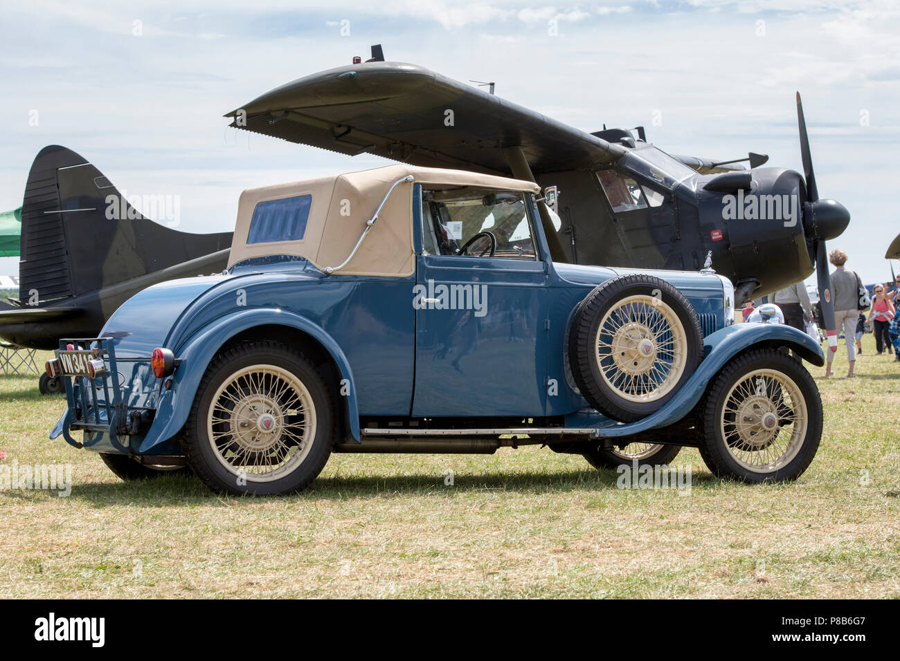 1932 Vintage Alvis Auto vor einer De Haviland beaver AL MK 1 Flugzeuge im Schwungrad Festival, Bicester Heritage Center, Oxfordshire, England Stockfoto