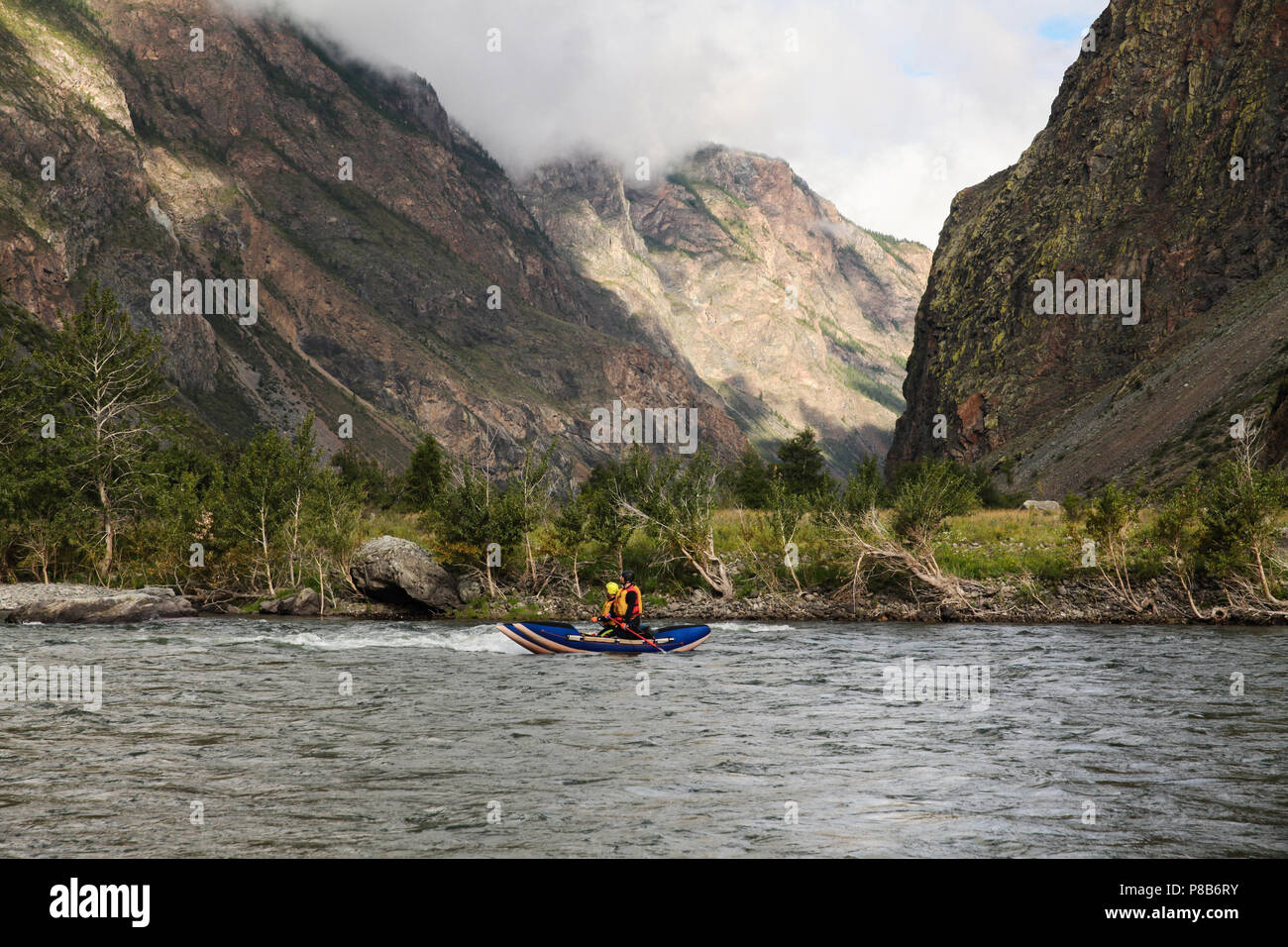 Menschen auf Kajaks Rafting auf dem Fluss und schöne Landschaft, Altai, Russland Stockfoto