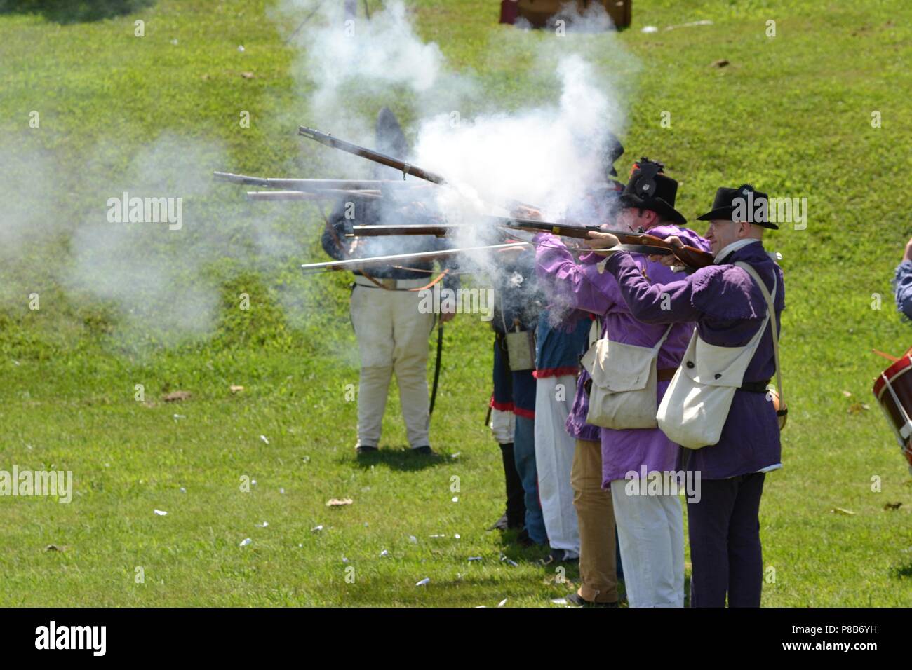 Re-enactors UNS schildert Verteidiger an craney Insel, Feuer Musketen mit Leerzeichen im Feld Manöver Demonstration geladen, 23. Juni 2018. Re-enactors aus mehreren gemeinnützigen Gruppen wurden an Hand der historischen Fort Norfolk eine einzigartige, lebendige Geschichte der Schlacht von craney Insel, der am 22. Juni nahm 1813 während des Krieges von 1812 zu porträtieren. Eine kombinierte Kraft von uns Matrosen und Marines aus der Fregatte USS Constellation und Virginia Milizen besiegten eine eindringende britische Kraft, in einem Sieg für die amerikanischen Streitkräfte. (US Navy Foto von zivilen Public Affairs Officer Max Lonzanida). Stockfoto