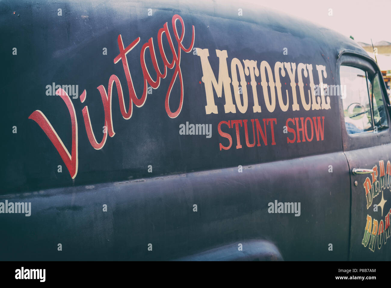 Wand des Todes Oldtimer Motorrad Stunt Show 1949 Ford van am Schwungrad Festival. Heritage Center in Bicester, Oxfordshire, England Stockfoto