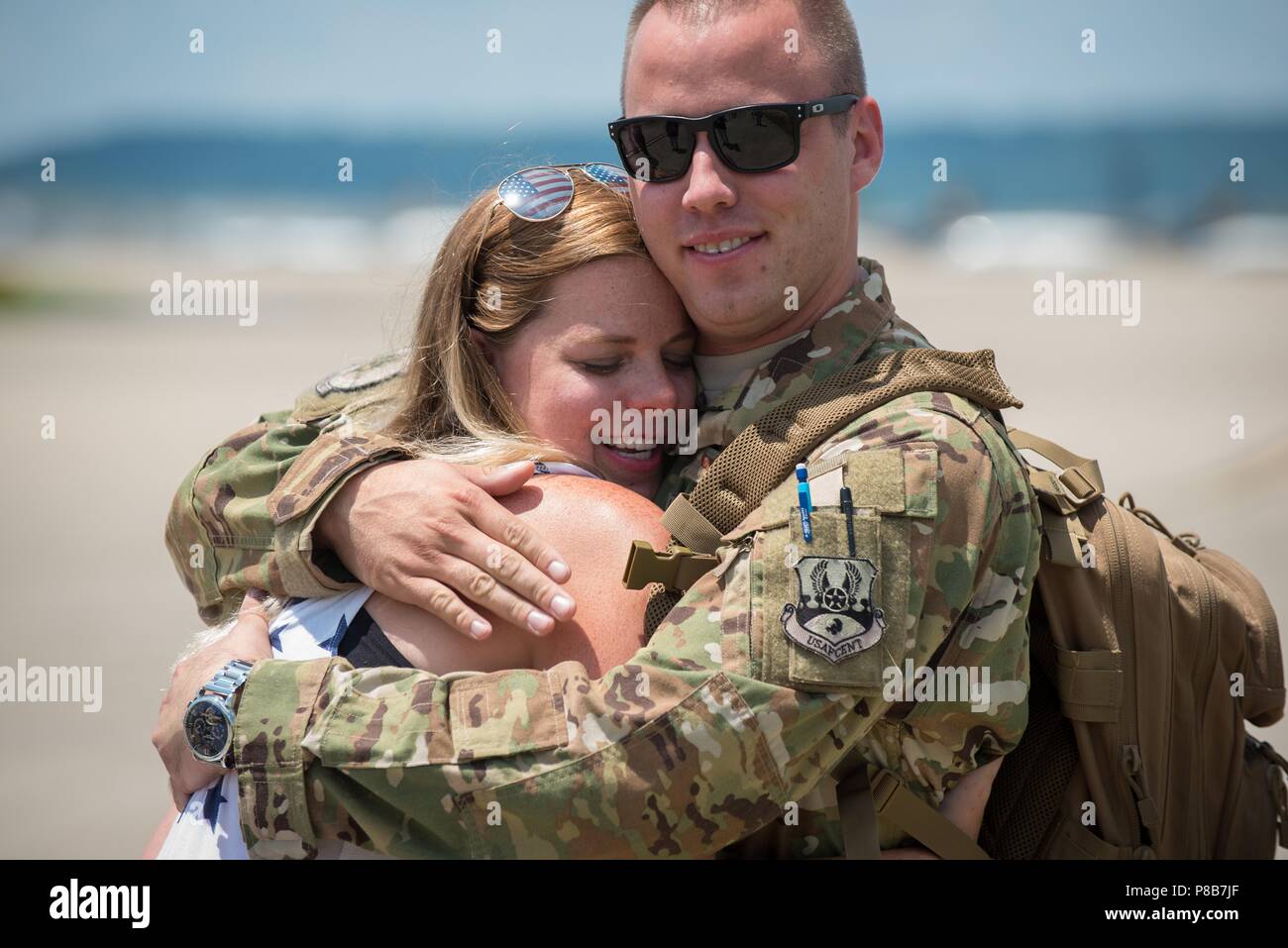 Mitglieder der 123 Airlift Wing die Kentucky der Air National Guard erhalten einen Tag der Unabhängigkeit von den Freunden und von der Familie willkommen, da sie zu ihrer Heimatbasis in Louisville, Ky. Juli 4, 2018, nach Abschluss eines viermonatigen Einsatz in der Golfregion zur Unterstützung der Operation inhärenten lösen, 4. Juli 2018. Die Flieger, die an Bord Kentucky Air Guard C-130 Herkules Flugzeug angekommen, betrieben von einem unbekannten Air Base beim Fliegen der Truppen und Fracht in der gesamten US Central Command Verantwortungsbereich. (U.S. Air National Guard Foto von Oberstleutnant Dale Greer). () Stockfoto