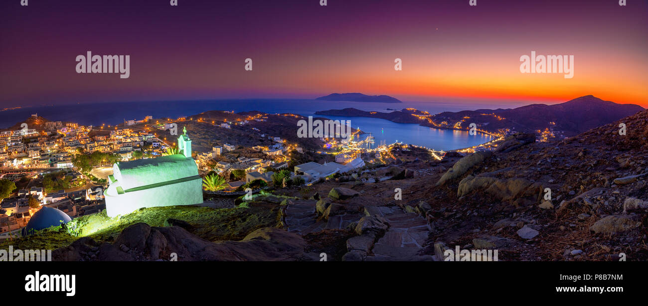 Panorama von Ios Chora und alten Hafen bei Sonnenuntergang, Kykladen, Griechenland. Stockfoto