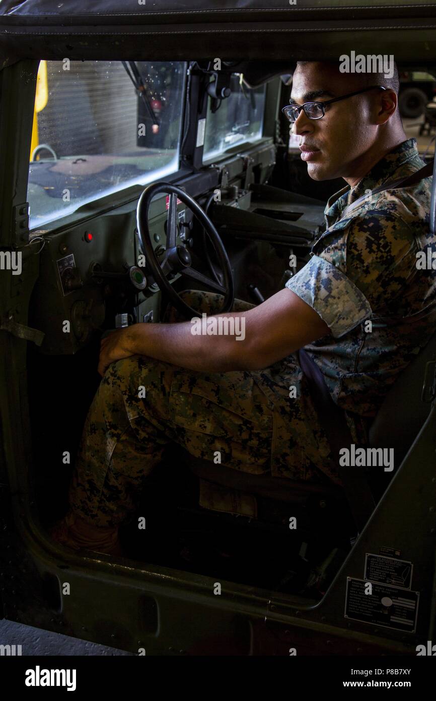 Lance Cpl. Markus Dodd betreibt einen Humvee während einer Fahrt Kurs auf Lager Kinser, Okinawa, Japan, Juni 26, 2018, 25. Juni 2018. Motor Transport und Wartung Unternehmen führt regelmäßig Schulungen für verschiedene Kurse fährt einschließlich Humvee, Regierung Fahrzeug und Beifahrer Kurse. Dodd, eine Maschine gunner mit der Taktischen Einsatzbereitschaft und Ausbildung, G-3, 3 Marine Logistik Hauptsitz der Gruppe, 3. MLG, ist ein Eingeborener von Niles, Michigan. (U.S. Marine Corps Foto von Lance Cpl. Jamin M. Powell). () Stockfoto