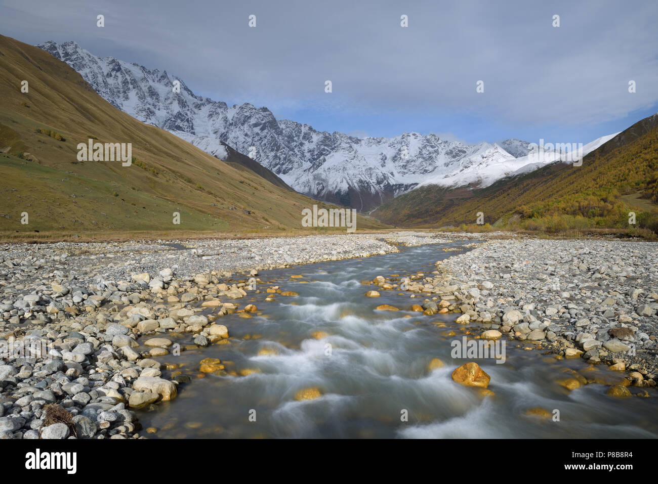 Mountain River. Herbst Landschaft. Verschneite Berggipfel. Enguri Fluss und Berg Shkhara. Kaukasus, Georgien, Zemo Svaneti Stockfoto