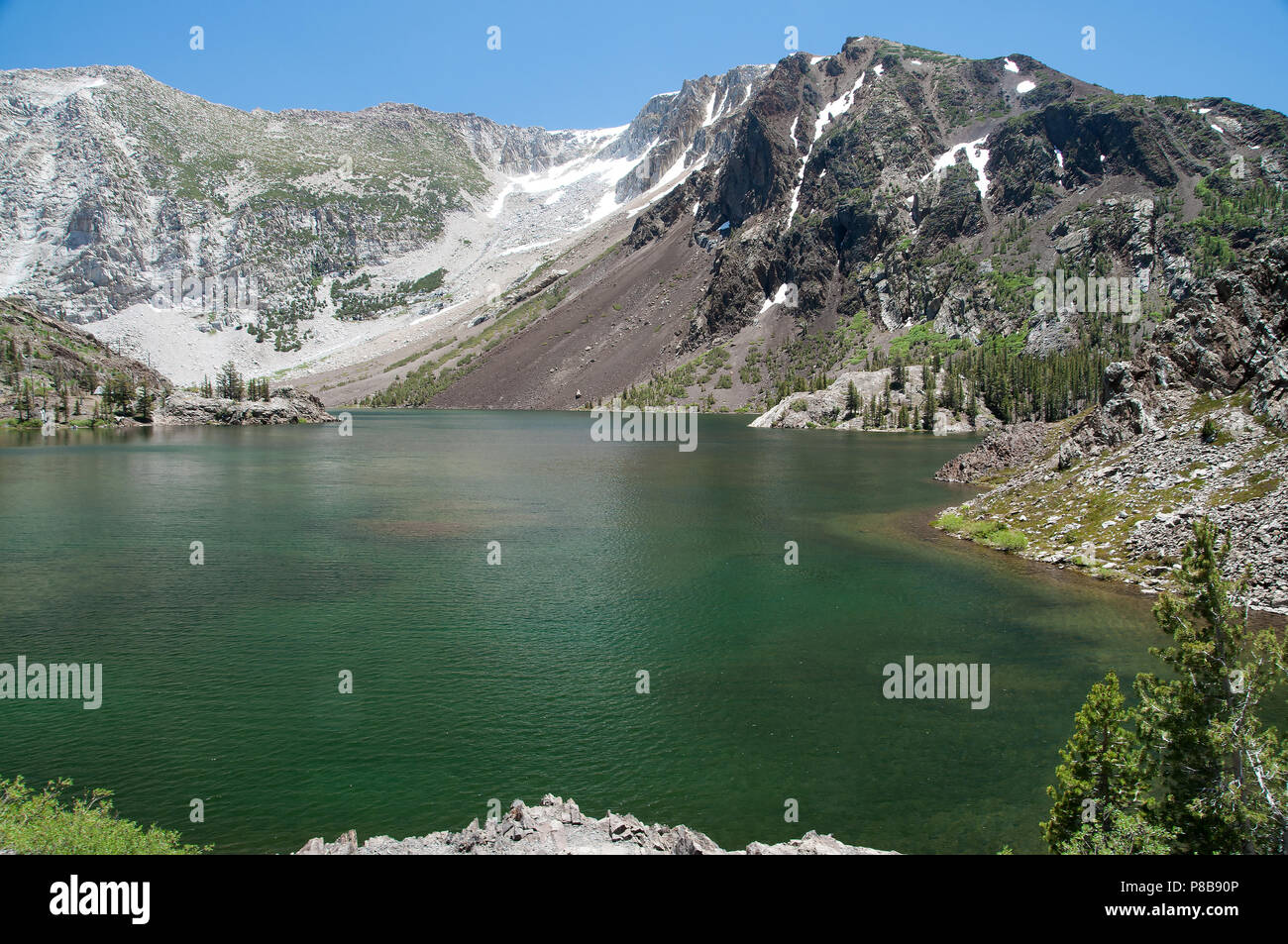 Der Yosemite Nationalpark ist eines der spektakulärsten Naturwunder der Welt. Es verfügt über Schneefelder, Berge, Wasserfälle, Seen, Bächen und Wäldern. Stockfoto