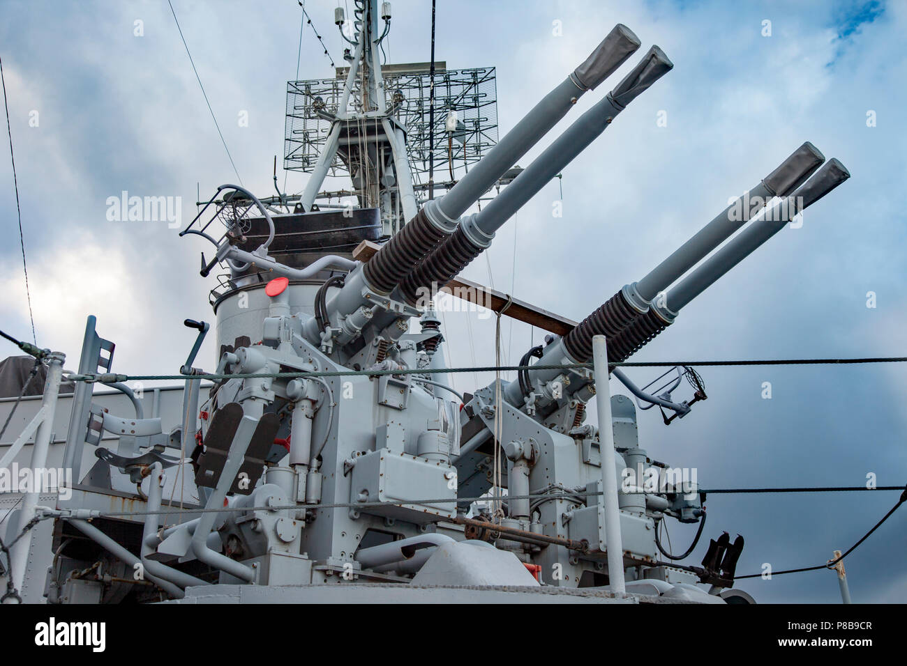 40 mm Bofors Flugabwehrkanonen auf der USS Casin Junge - ein WWII Destroyer, im Hafen von Boston, Massachusetts, USA Stockfoto