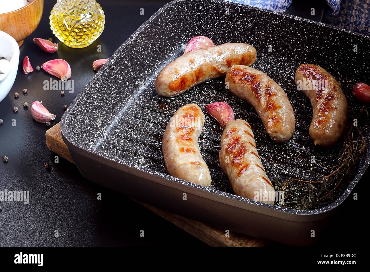 Deutsche Bratwurst in der Pfanne Stockfotografie - Alamy