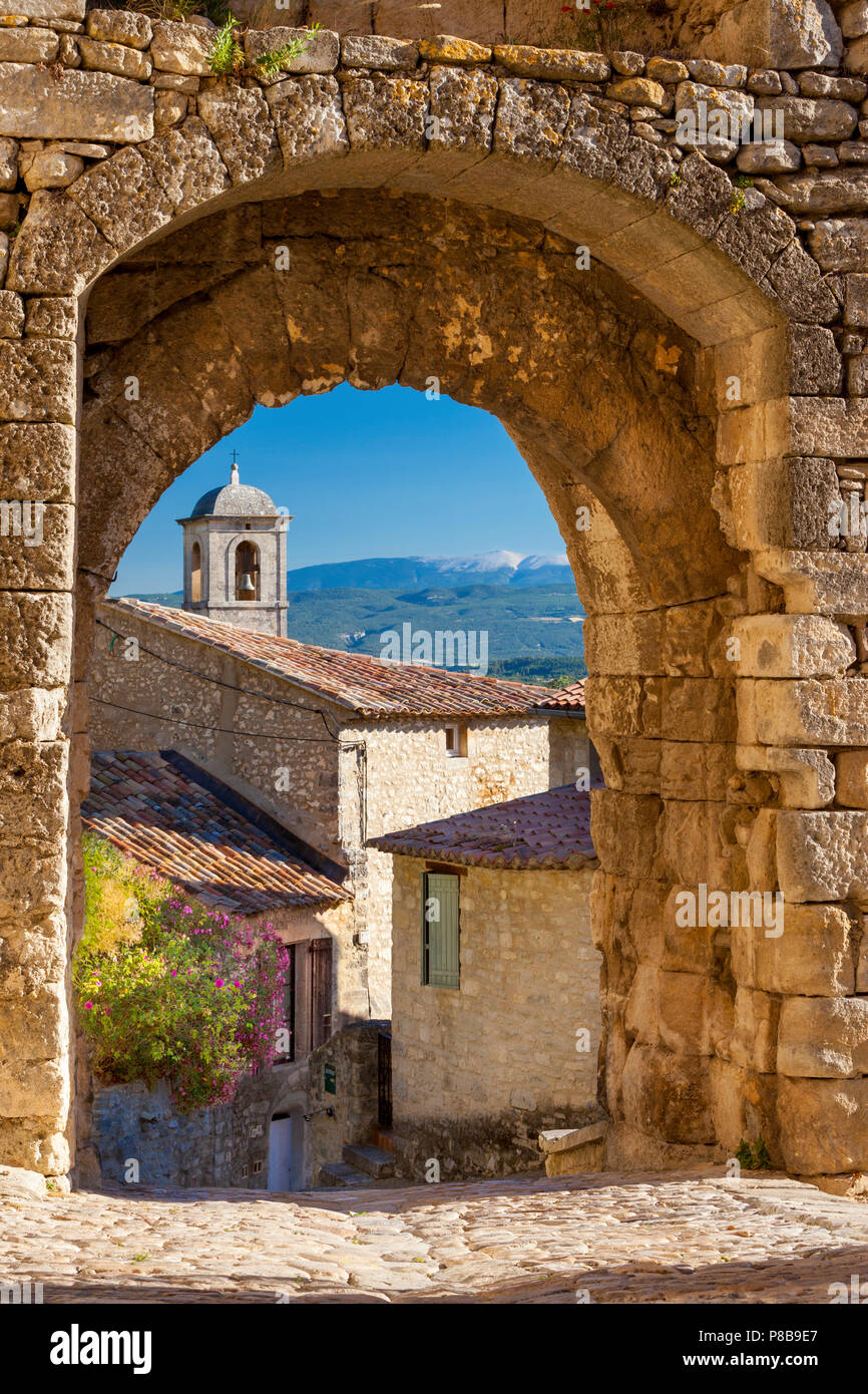 Stone Gate in Lacoste mit Mount Ventoux, Provence Frankreich Stockfoto