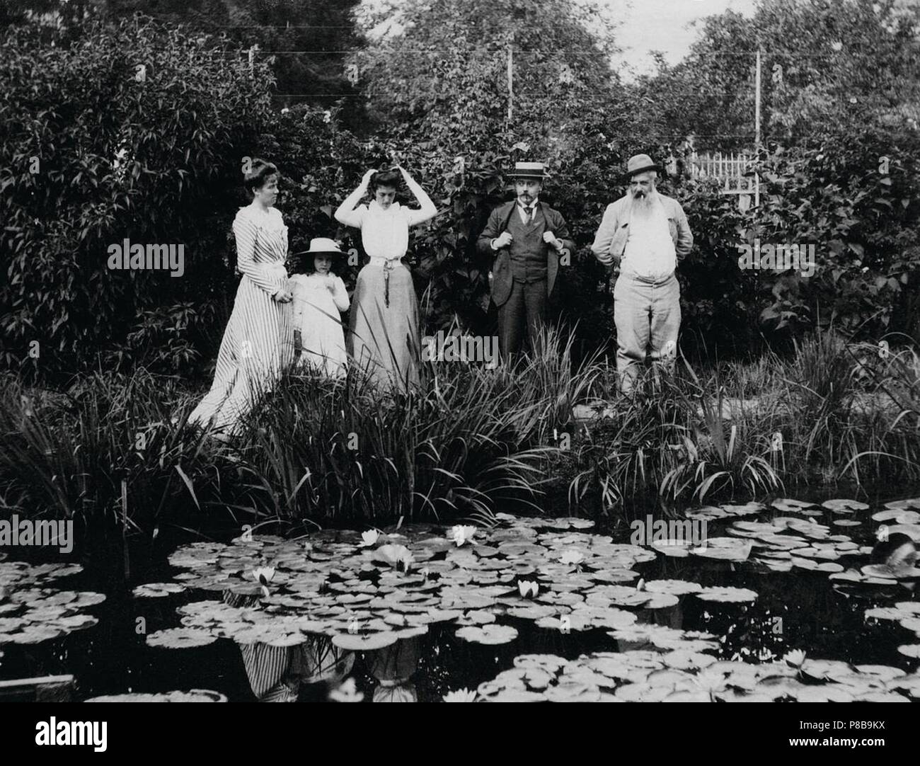 Germaine Hoschedé, Lili Butler, Mme Joseph Camille, Georges Camille und Claude Monet am Seerosenteich in Giverny. Museum: Archive Camille. Stockfoto