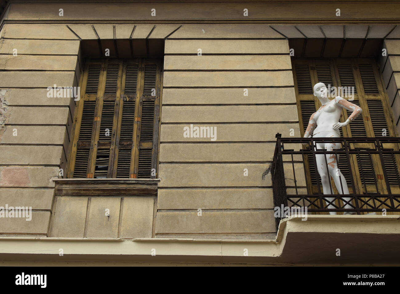 Mannequin auf dem Balkon des verlassenen Hauses. Spooky Puppe mit der menschlichen Haut Ton unter Peeling weiße Farbe. Stockfoto