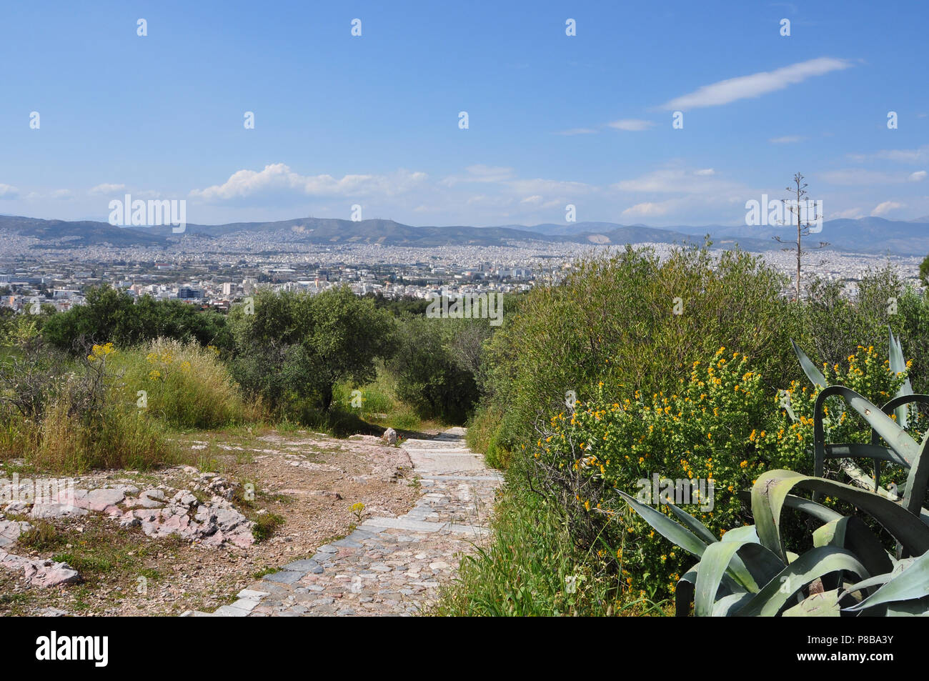 Steinweg in Philoppapos Hill und Ansicht der Stadt von Athen, Griechenland. Stockfoto