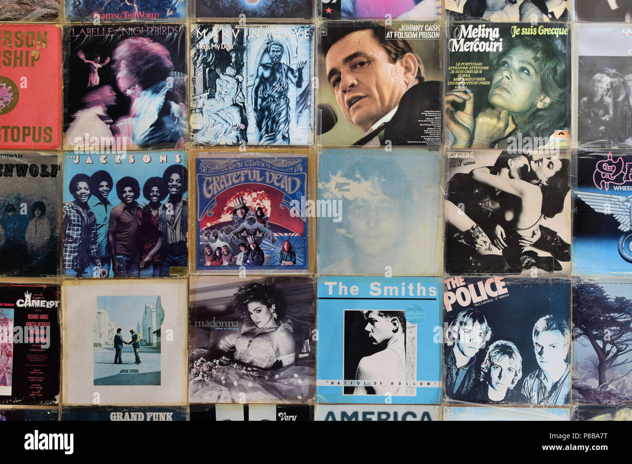 Athen, Griechenland - April 1, 2018: Wand mit Vintage Vinyl Album sleeves eingerichtet. Pop und Rock Musik Hintergrund. Stockfoto