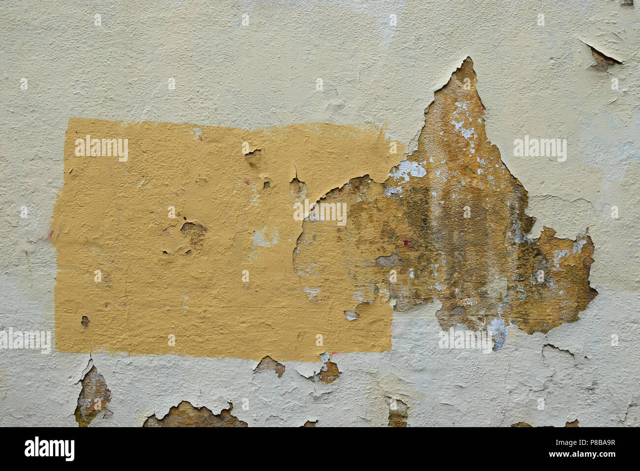 Abgeplatzte Farbe Wand- und gelbes Rechteck abstrakt Hintergrund. Stockfoto