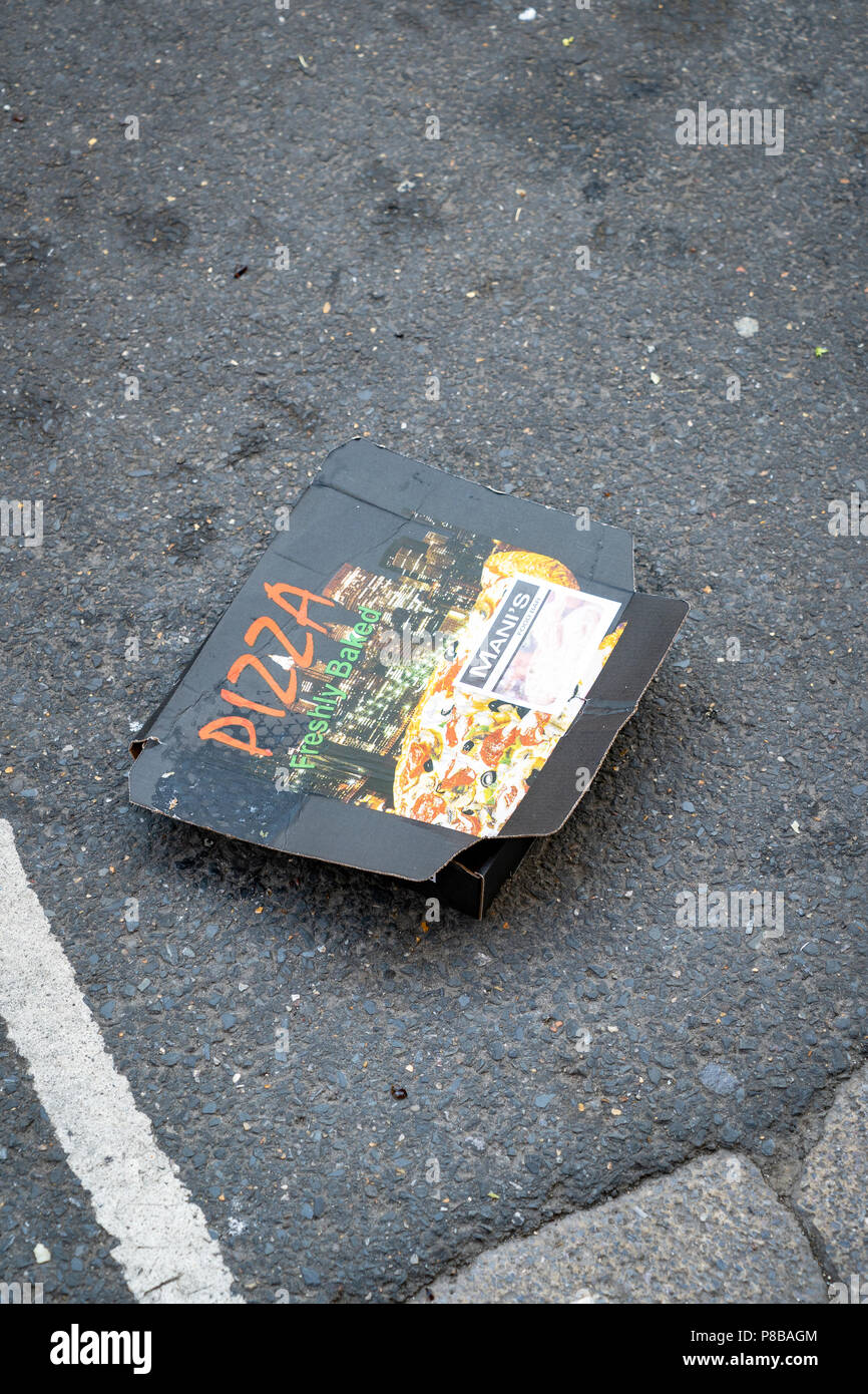 Weggeworfene Pizza Box in der Straße Stockfoto