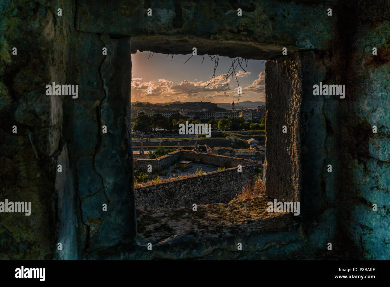 Blick auf die Ruinen durch ein altes Fenster Ausschnitt Stockfoto