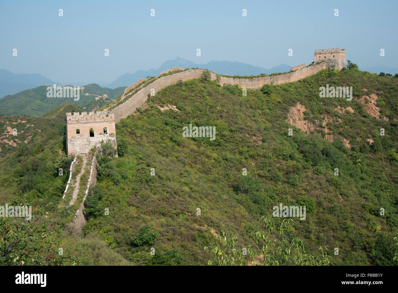 Die jinshanling Sektor der Chinesischen Mauer erstreckt sich entlang der nördlichen Grenze von China Stockfoto
