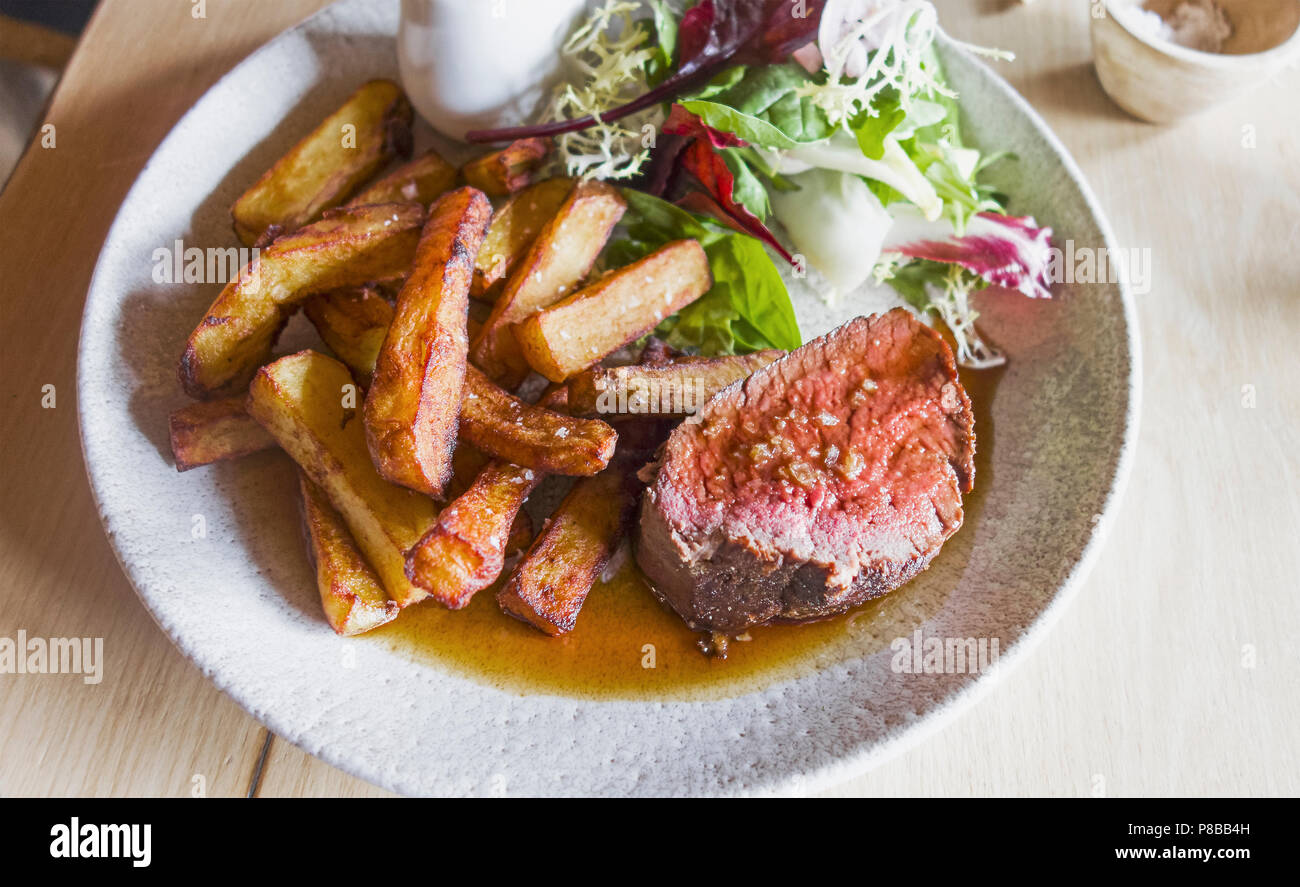 Langsam gekochtes Rindfleisch Rump, medium mit Triple gekocht Chips und Frühjahr Salat in einer Sauce Béarnaise; bei Alnwick Gardens Treehouse Restaurant serviert. Stockfoto