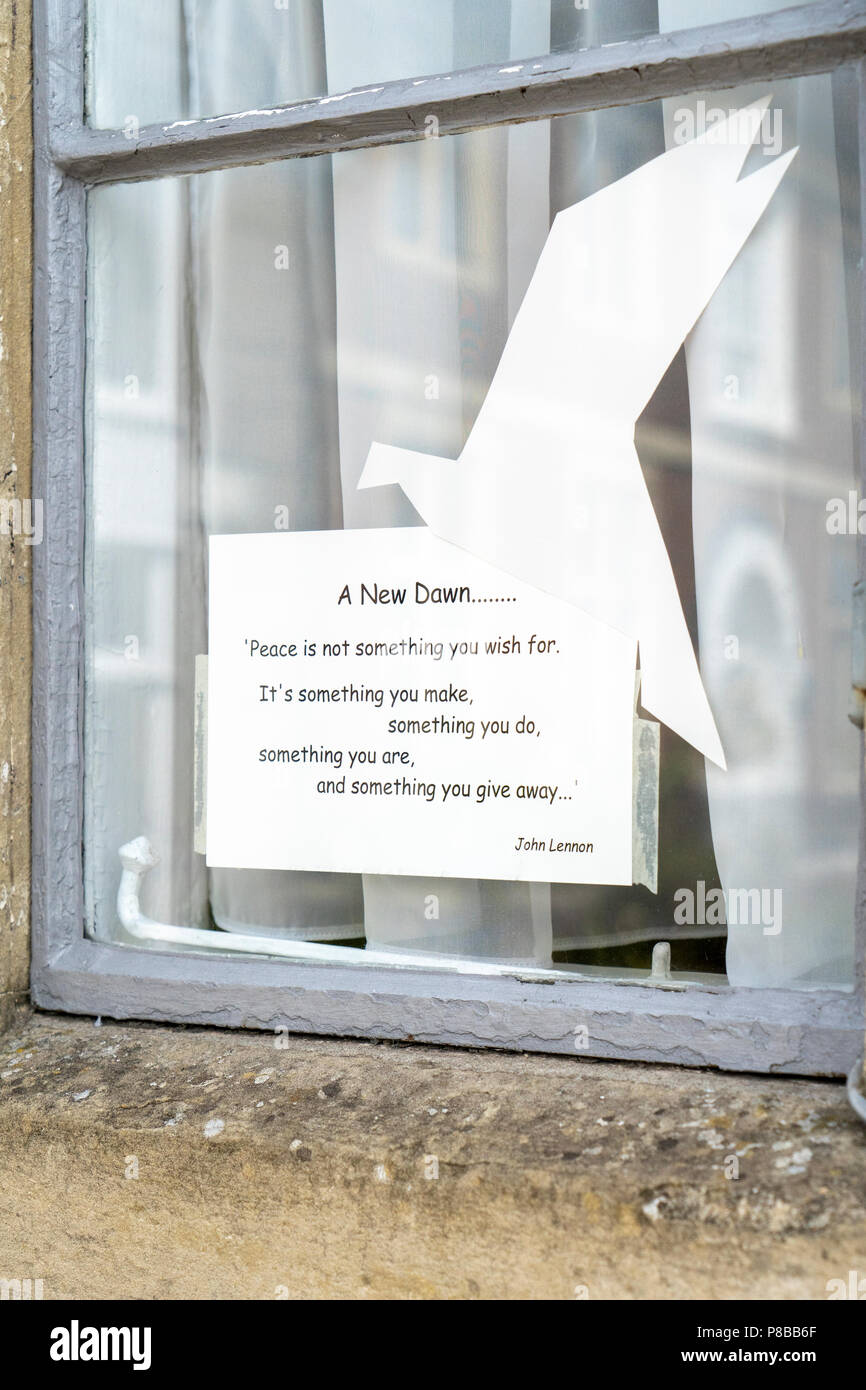 Papier Taube mit einem Zitat von John Lenon in einem Fenster  Stockfotografie - Alamy