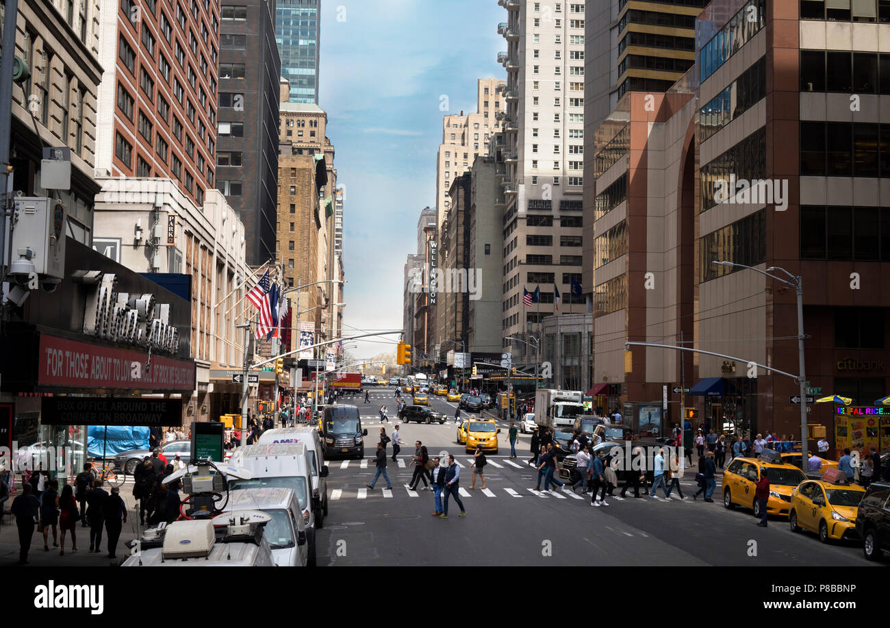 New York, New York/USA, 04.13.2018: 7. Avenue in Manhattan mit zebrastreifen Menschen und Verkehr Stockfoto