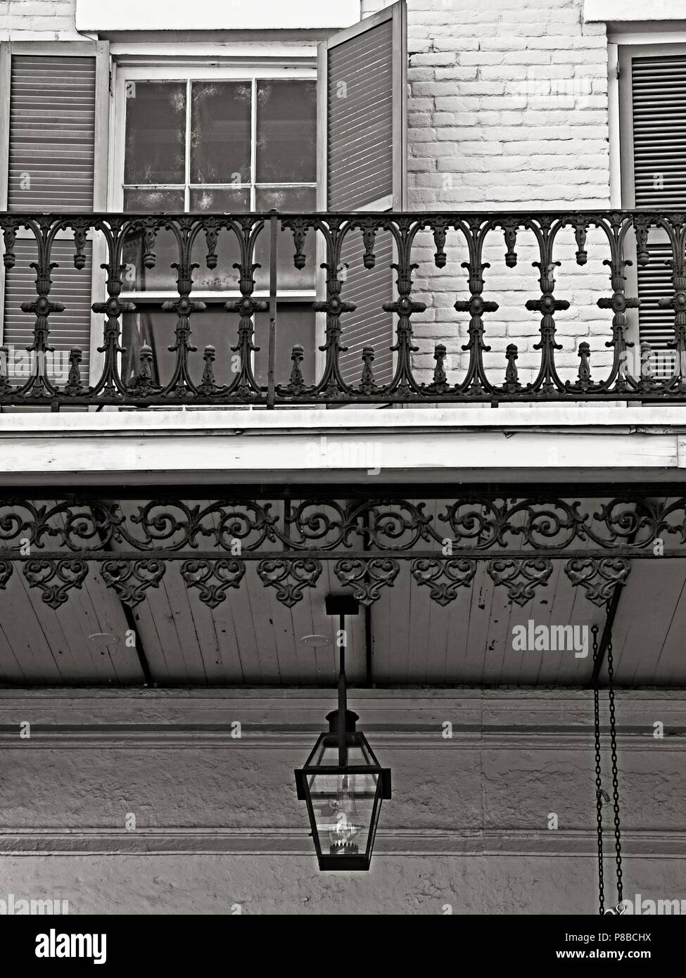 New Orleans, LA USA - Mai 9, 2018 - Hängende Gas Lamp und Quatsch im French Quarter Stockfoto