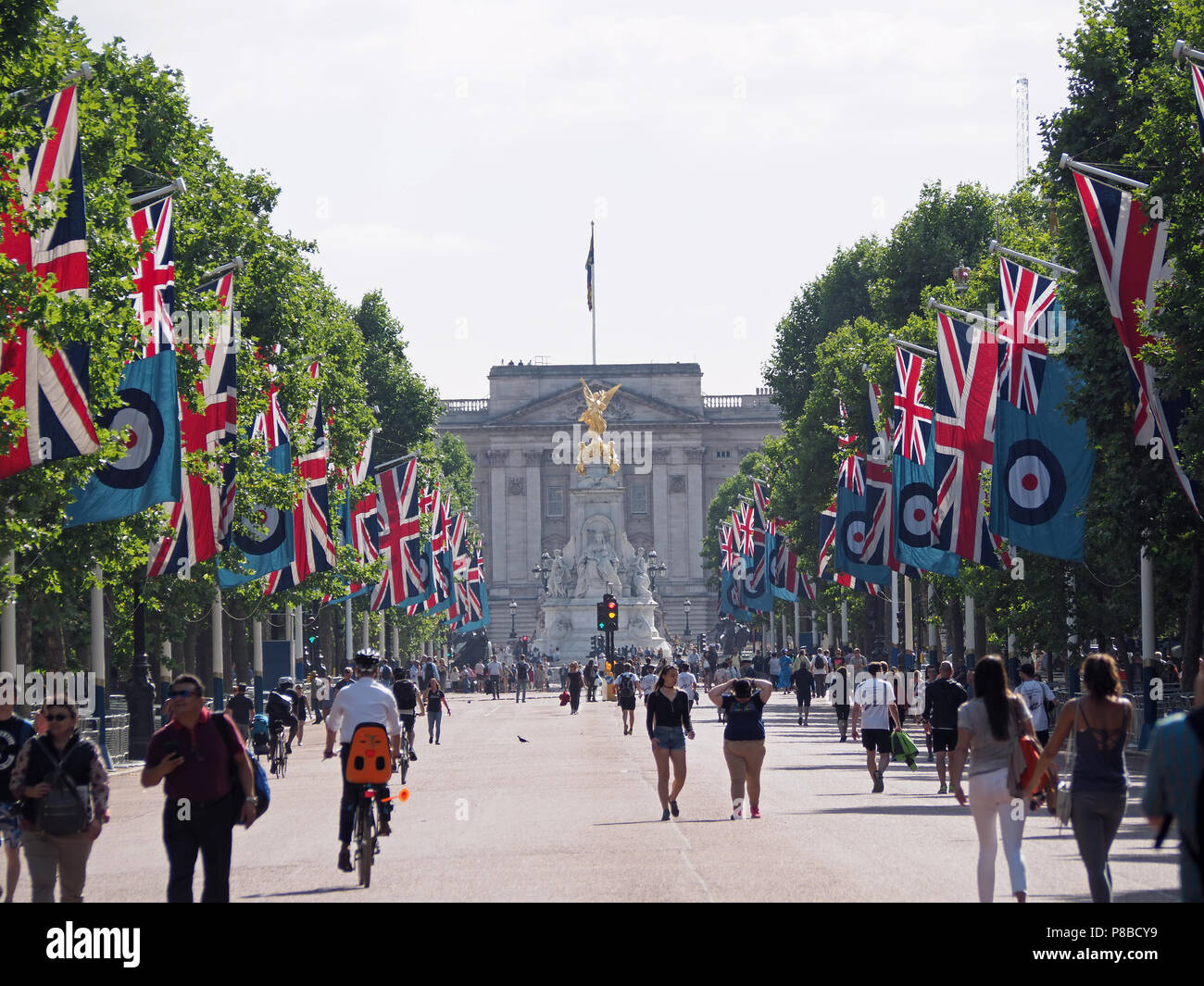 Blick auf Union Jack und RAF Flaggen, die während der RAF100-Feierlichkeiten in London entlang Der Mall hängen Stockfoto