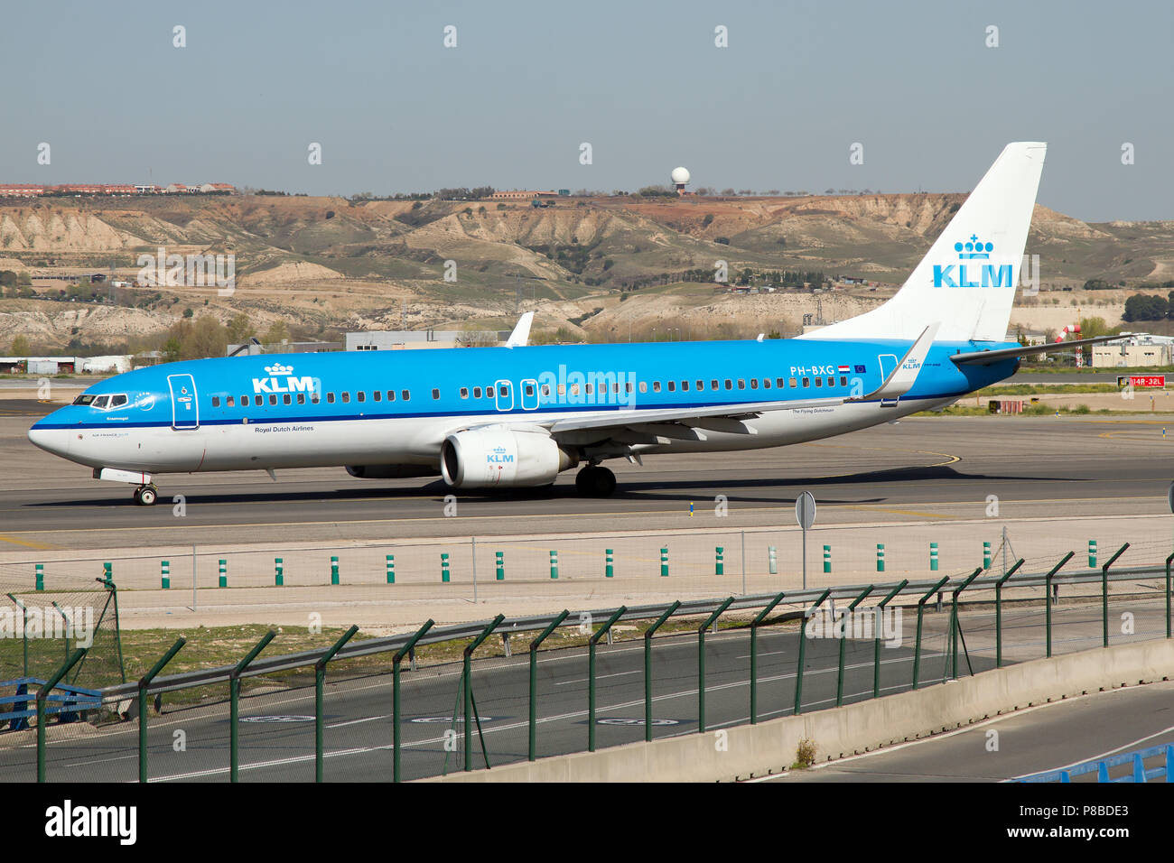 Der KLM Royal Dutch Airlines Boeing 737-800 auf der Rollbahn am Flughafen Madrid Barajas Stockfoto