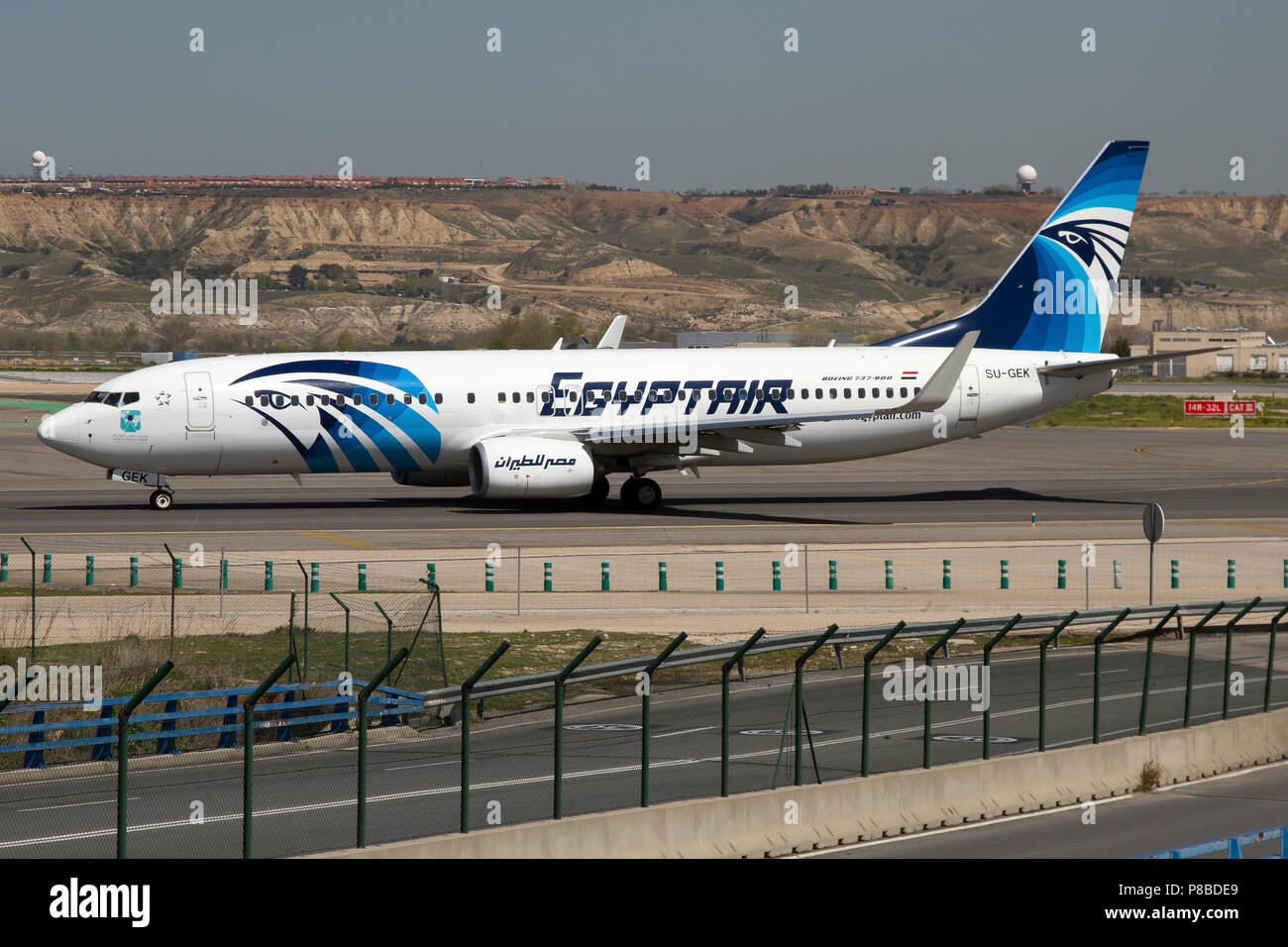 Eine Egyptair Boeing 737-800 auf der Rollbahn am Flughafen Madrid Barajas Stockfoto