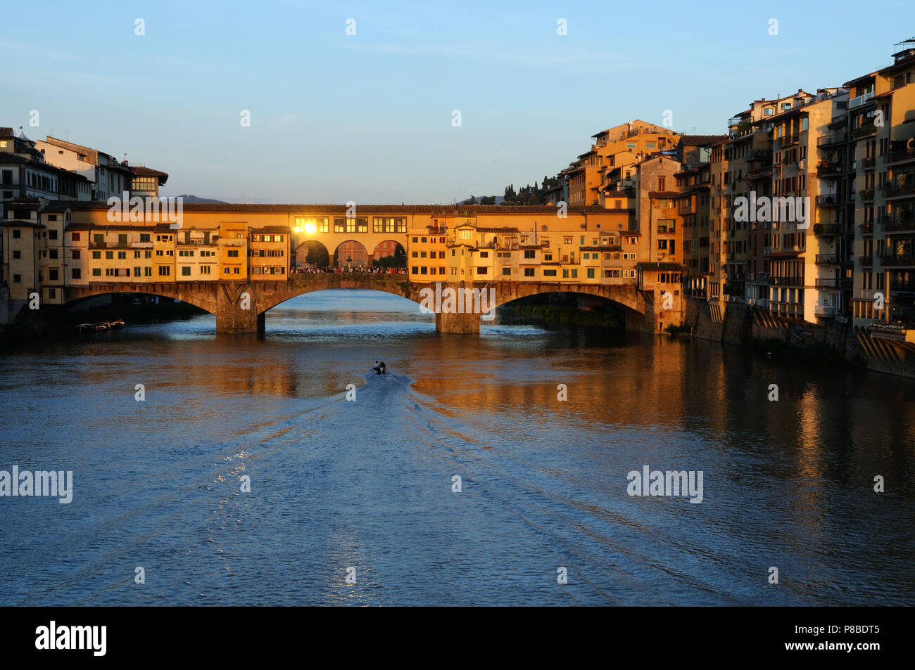 Der Ponte Vecchio bei Sonnenuntergang von der Brücke Ponte Santa Trinita, in Florenz, Toskana, Italien Stockfoto