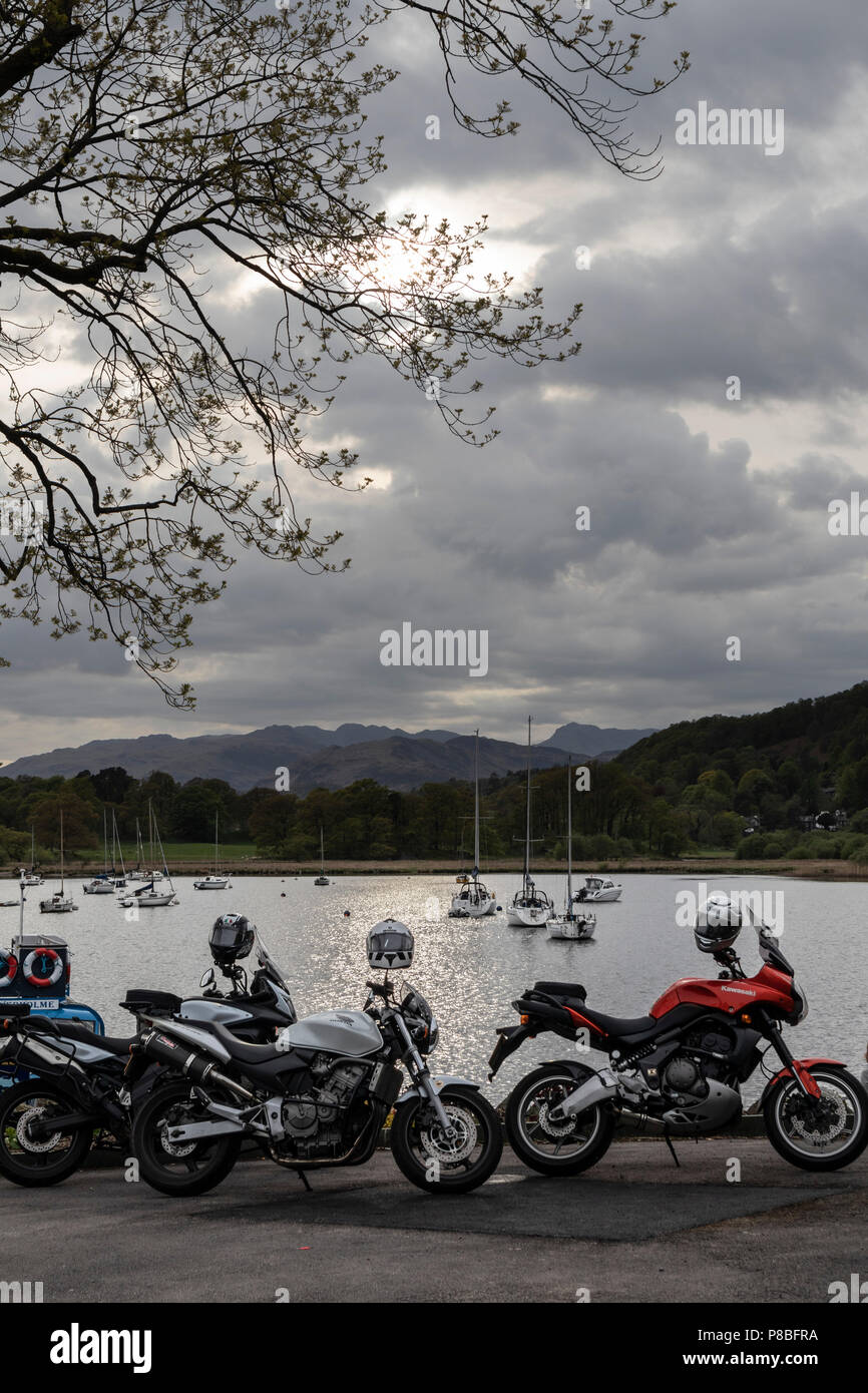 Ambleside, Lake District, Cumbria - Motorräder am See. Keine Sorgen um Helm Diebstahl. Stockfoto