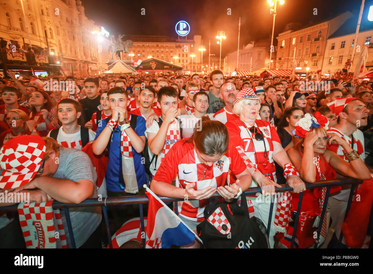 ZAGREB, KROATIEN - Juli 7., 2018: Die kroatische Fußball-Fans, Fußball Spiel des Viertelfinales von Kroatien vs Russland auf die FIFA WM 2018 auf der bi Stockfoto