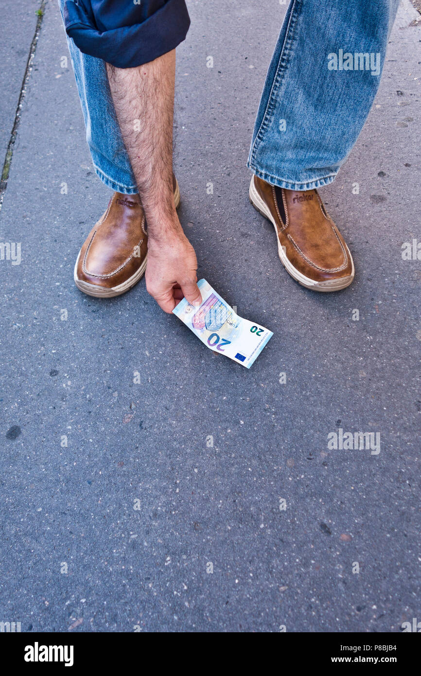 Die Suche nach einer Banknote auf der Straße Stockfoto