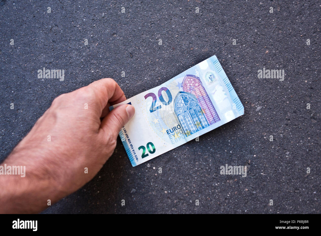 Die Suche nach einer Banknote auf der Straße Stockfoto