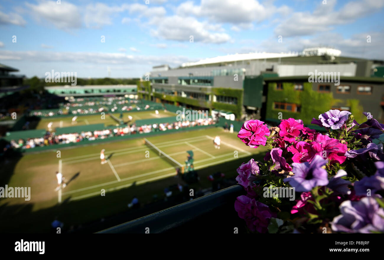 Ein allgemeiner Überblick über die Action auf den Außenplätzen am achten Tag der Wimbledon Championships im All England Lawn Tennis and Croquet Club, Wimbledon. DRÜCKEN SIE VERBANDSFOTO. Bilddatum: Dienstag, 10. Juli 2018. Siehe PA Geschichte Tennis Wimbledon. Bildnachweis sollte lauten: Steven Paston/PA Wire. EINSCHRÄNKUNGEN: Nur für redaktionelle Zwecke. Keine kommerzielle Nutzung ohne vorherige schriftliche Zustimmung des AELTC. Nur für Standbilder – keine bewegten Bilder, die Broadcast emulieren können. Keine Überlagerung oder Entfernung von Sponsoren-/Werbelogos. Weitere Informationen erhalten Sie unter +44 (0)1158 447447. Stockfoto