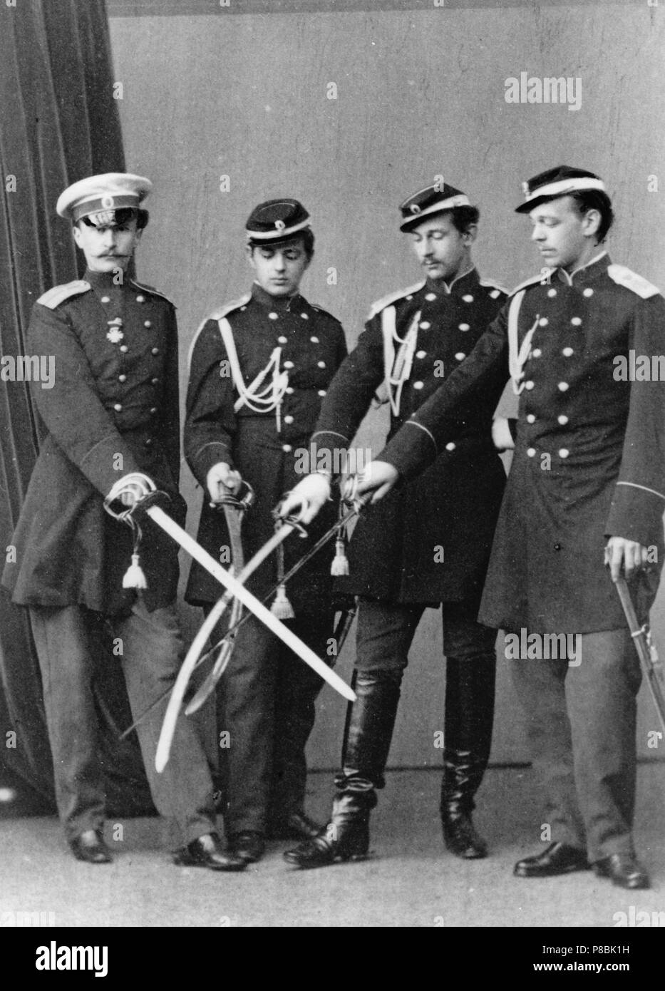 Grand Duke Alexander mit Bruder Wladimir und Vetter Nikolaus Maximilianovich und Sergej Maximilianovich von Leuchtenberg. Museum: Staatliche Russische Film und Foto Archiv, Krasnogorsk. Stockfoto