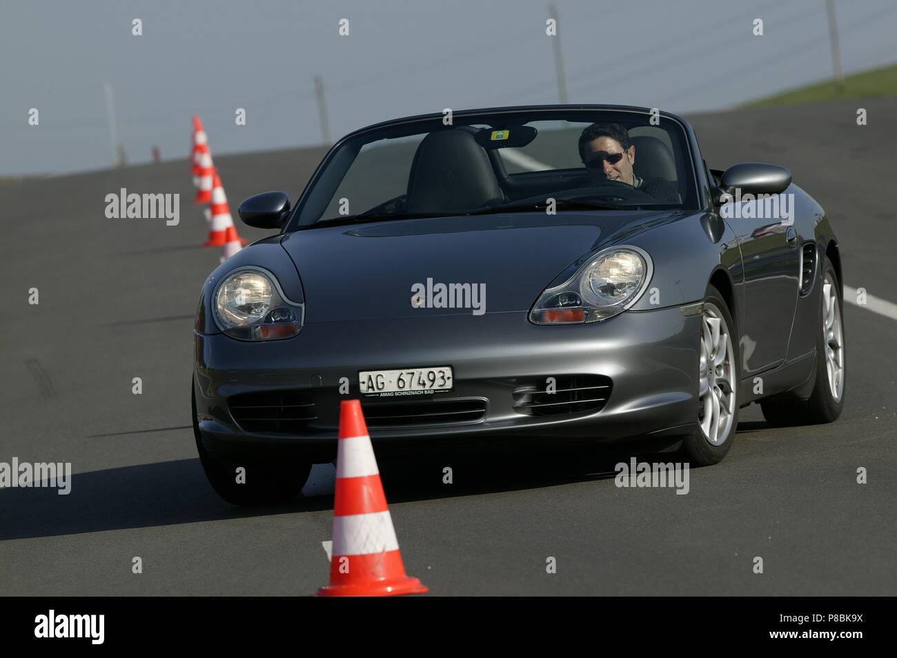 Porsche Boxster S Modelljahr 2003 - in silber metallic hohe Geschwindigkeit bei Kurvenfahrt, Vorderansicht Stockfoto