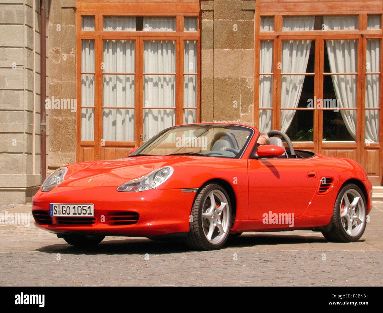 Porsche Boxster S in Rot - Modell 2002 - Vorder- und Seitenansicht Stockfoto