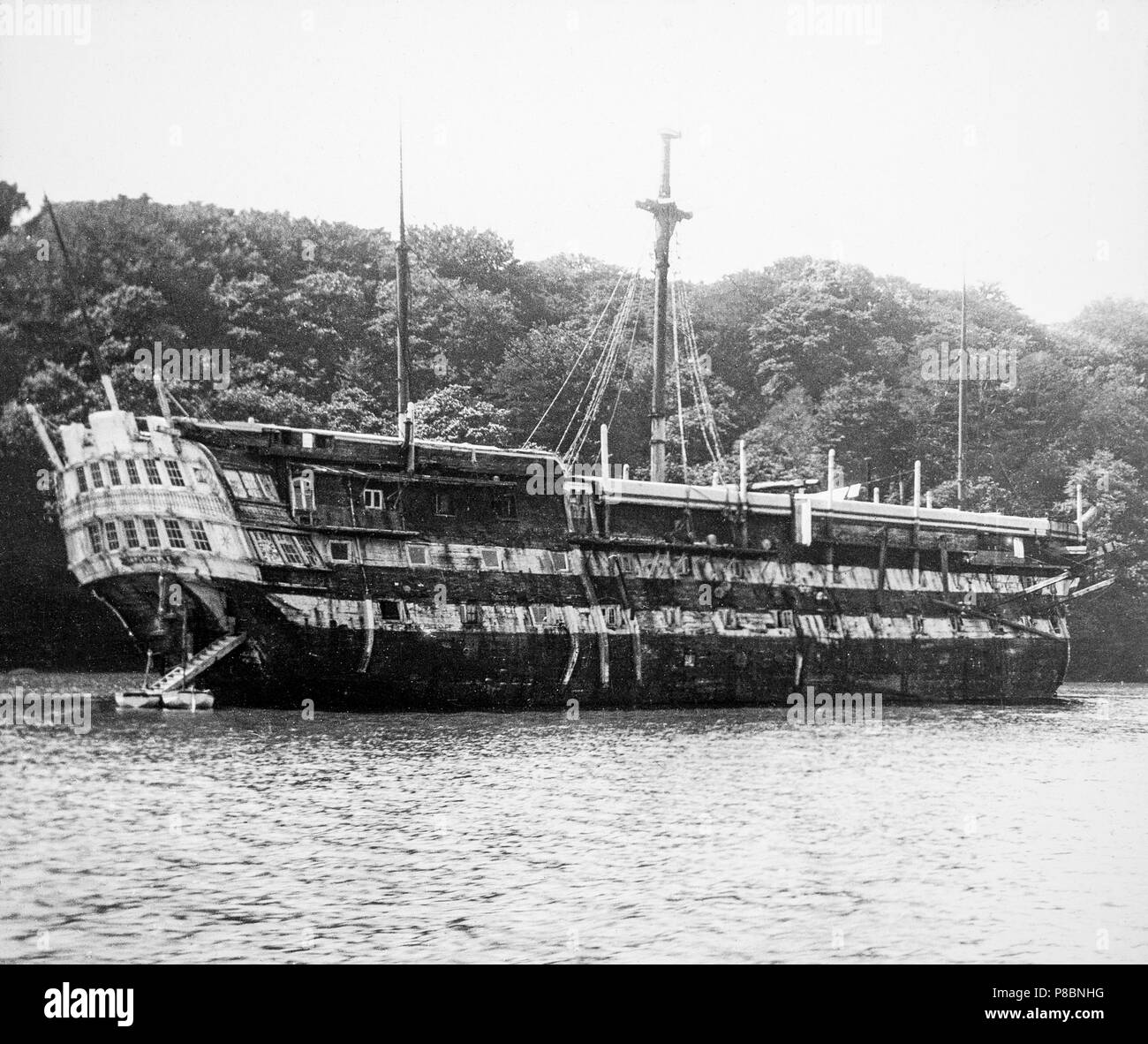 HMS Implacable bei Falmouth um späten 19., frühen 20. Jahrhundert. HMS Implacable war ein 74-gun drittklassigen Kriegsschiff der Royal Navy. Sie war ursprünglich von der französischen Marine Téméraire-Klasse Schiff der Linie Duguay-Trouin, das im Jahr 1800 ins Leben gerufen. Sie überlebte die Schlacht von Trafalgar nur für die Briten ihr an die anschließende Schlacht von Kap Ortegal zu erfassen. In britischen Diensten nahm sie an der Erfassung der Kaiserlich Russischen Marine 74-gun Schiff der Linie Wsewolod in der Ostsee im Jahre 1808 während des Englisch-russischen Krieg. Später, unerbittlich wurde ein schulschiff. Stockfoto