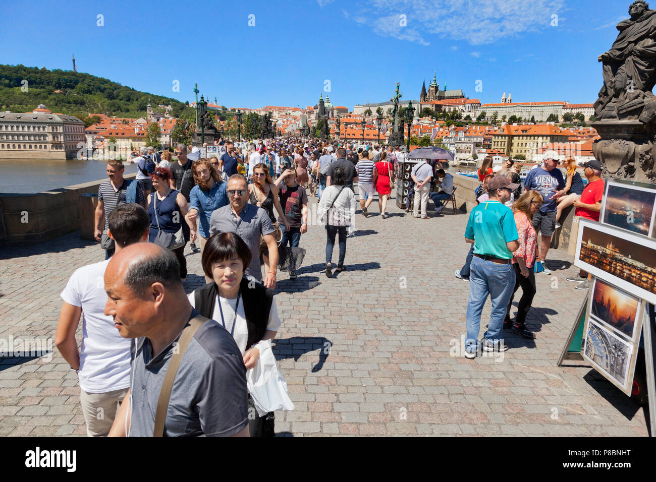 Die Karlsbrücke gefüllt mit Touristen, Prag Tschechische Republik Stockfoto