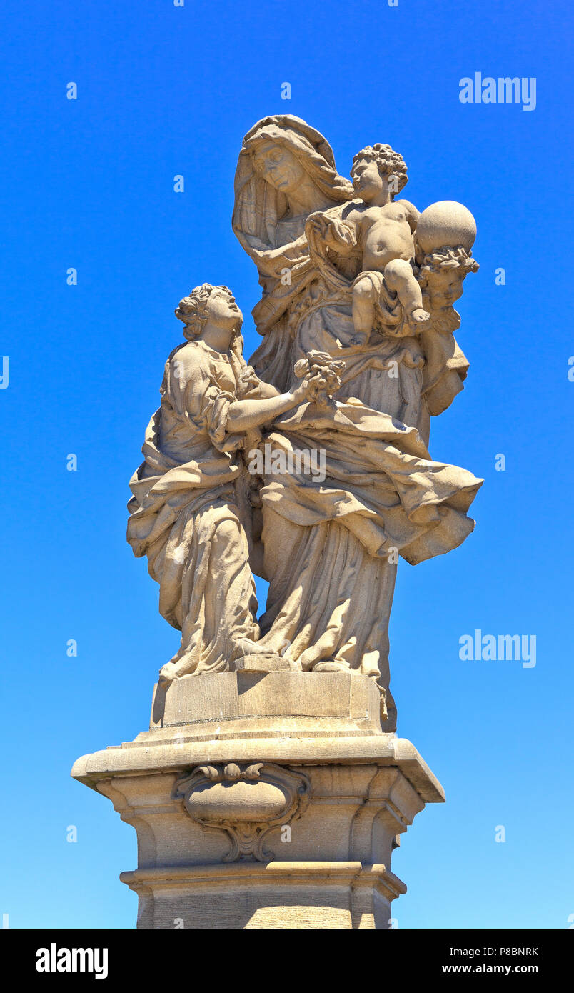 Statue der Heiligen Anna, die Karlsbrücke, Prag, Tschechien, helle Sonne, blauer Himmel Stockfoto