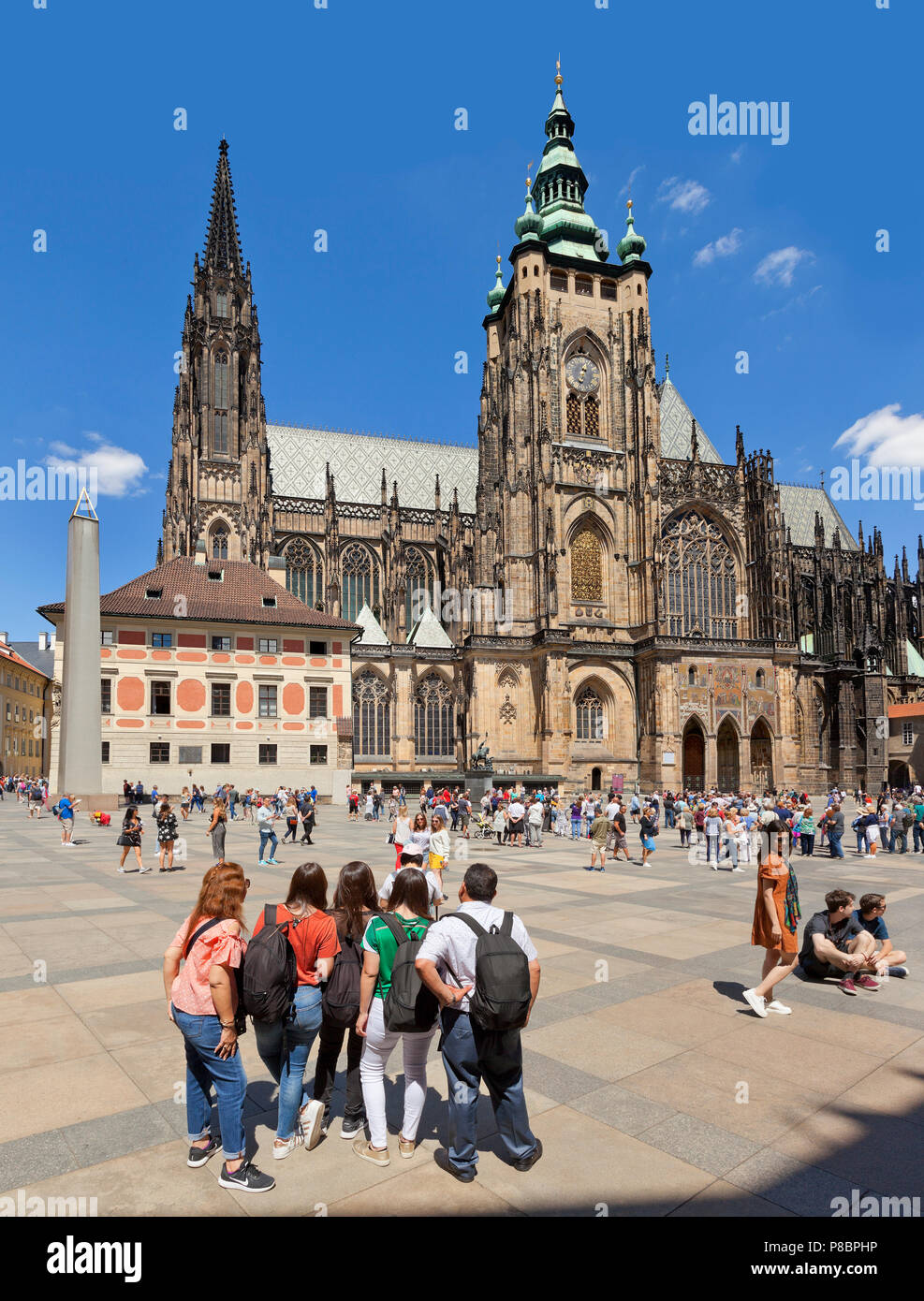 Gotische St.-Veits-Dom, Touristen den Sommer genießen su, blauer Himmel. Prag, Tschechische Republik Stockfoto