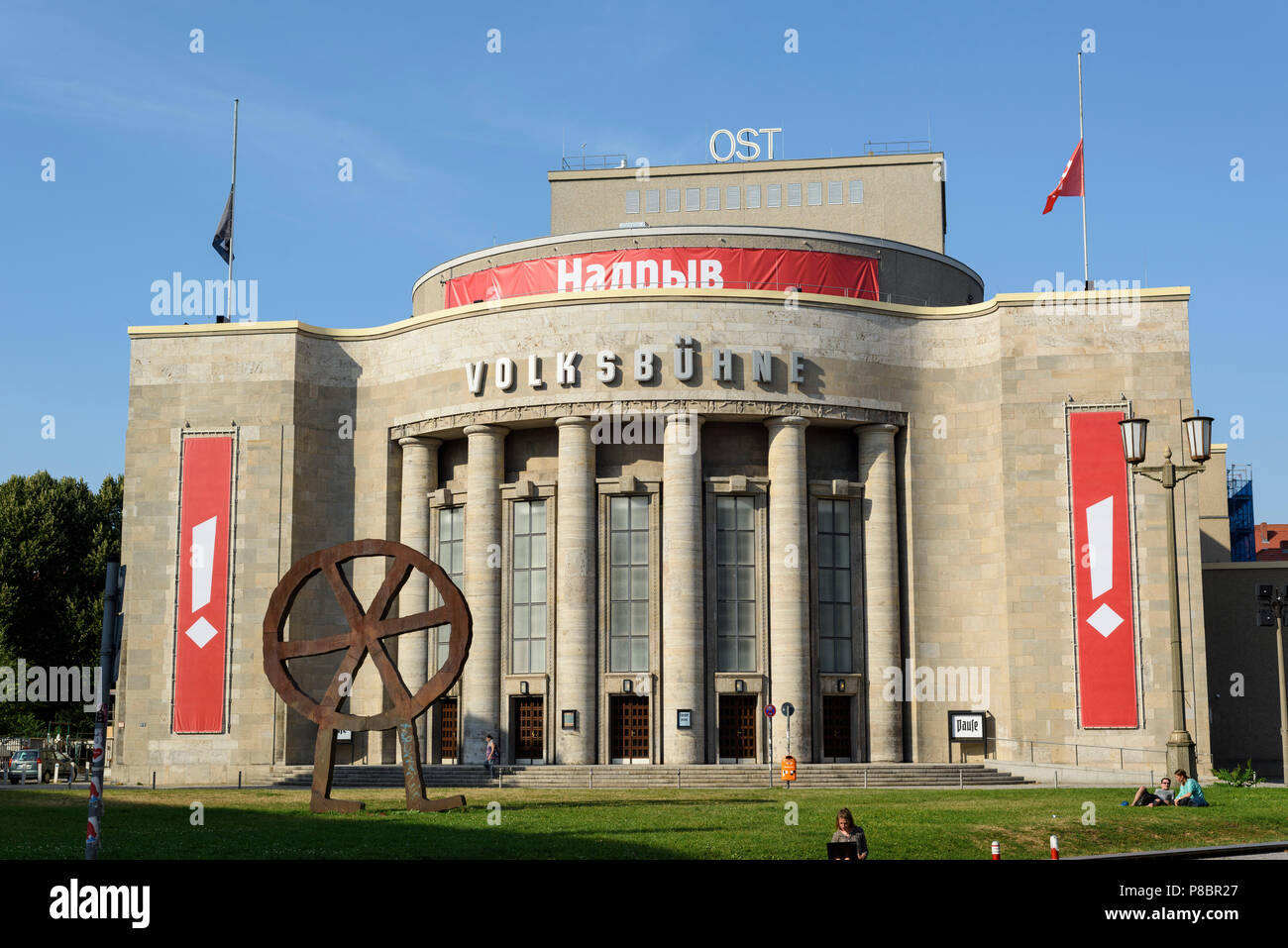 Berlin. Deutschland. Volksbühne' der Menschen Theater', am Rosa-Luxemburg-Platz. Von Oskar Kaufmann entworfen und gebaut, 1913 und 1914, nach der Bombardierung im Zweiten Weltkrieg wurde es Stockfoto