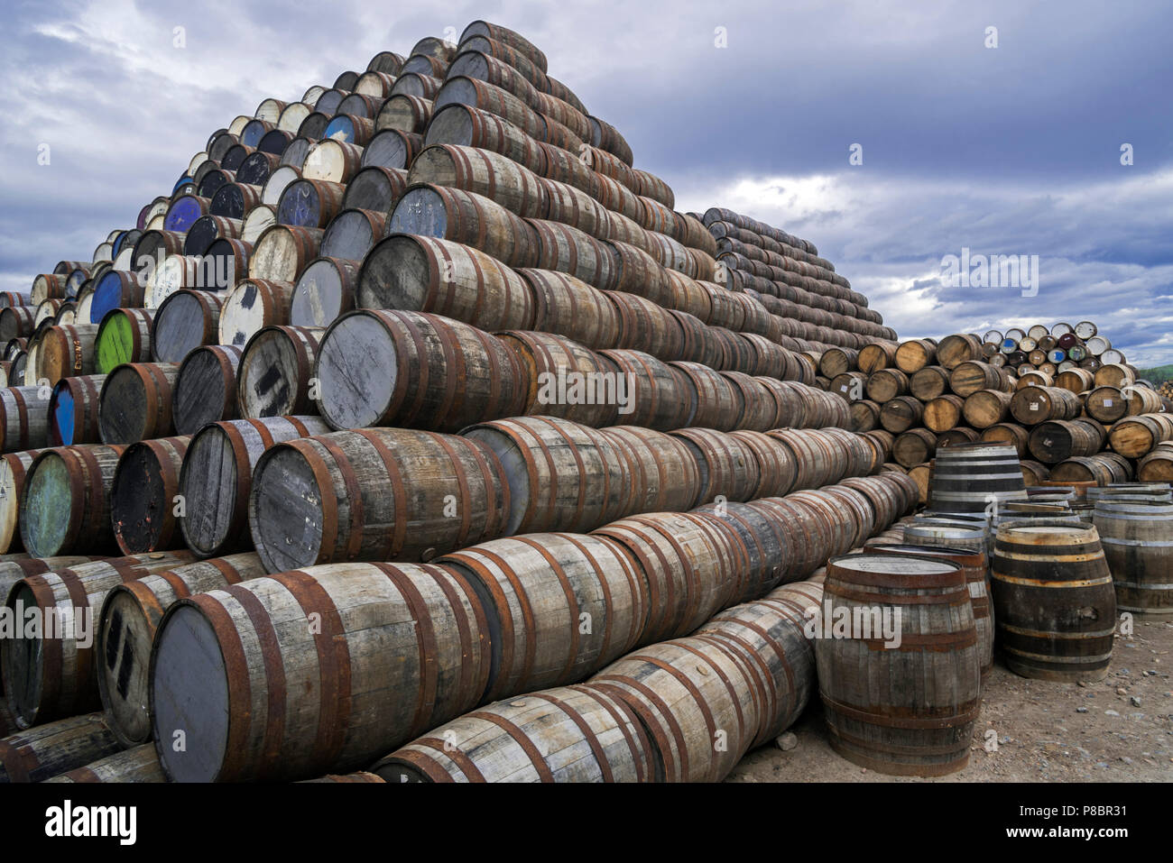 Große Stapel von weggeworfenen Whisky Fässern/Barrel auf Speyside Böttcherei, Craigellachie, Aberlour, Banffshire, Grampian, Schottland, Großbritannien Stockfoto