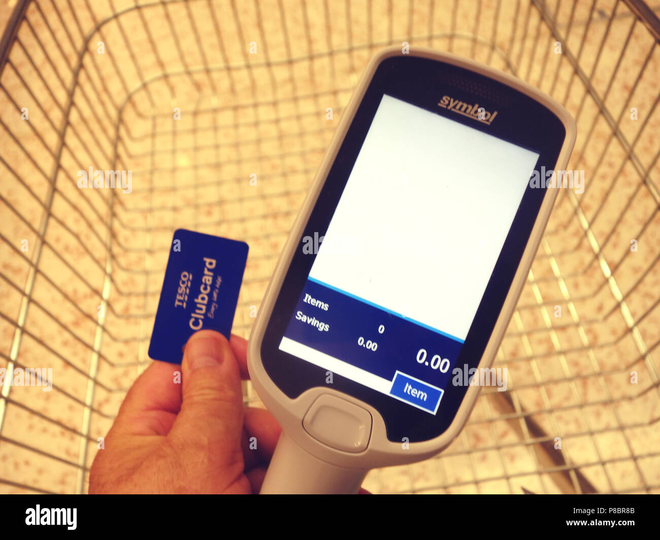 Der Mensch beginnt, sein Einkaufen bei Tesco über die seine Clubcard Mitgliedskarte der Scan zu verwenden, wie Sie shop Routine Stockfoto