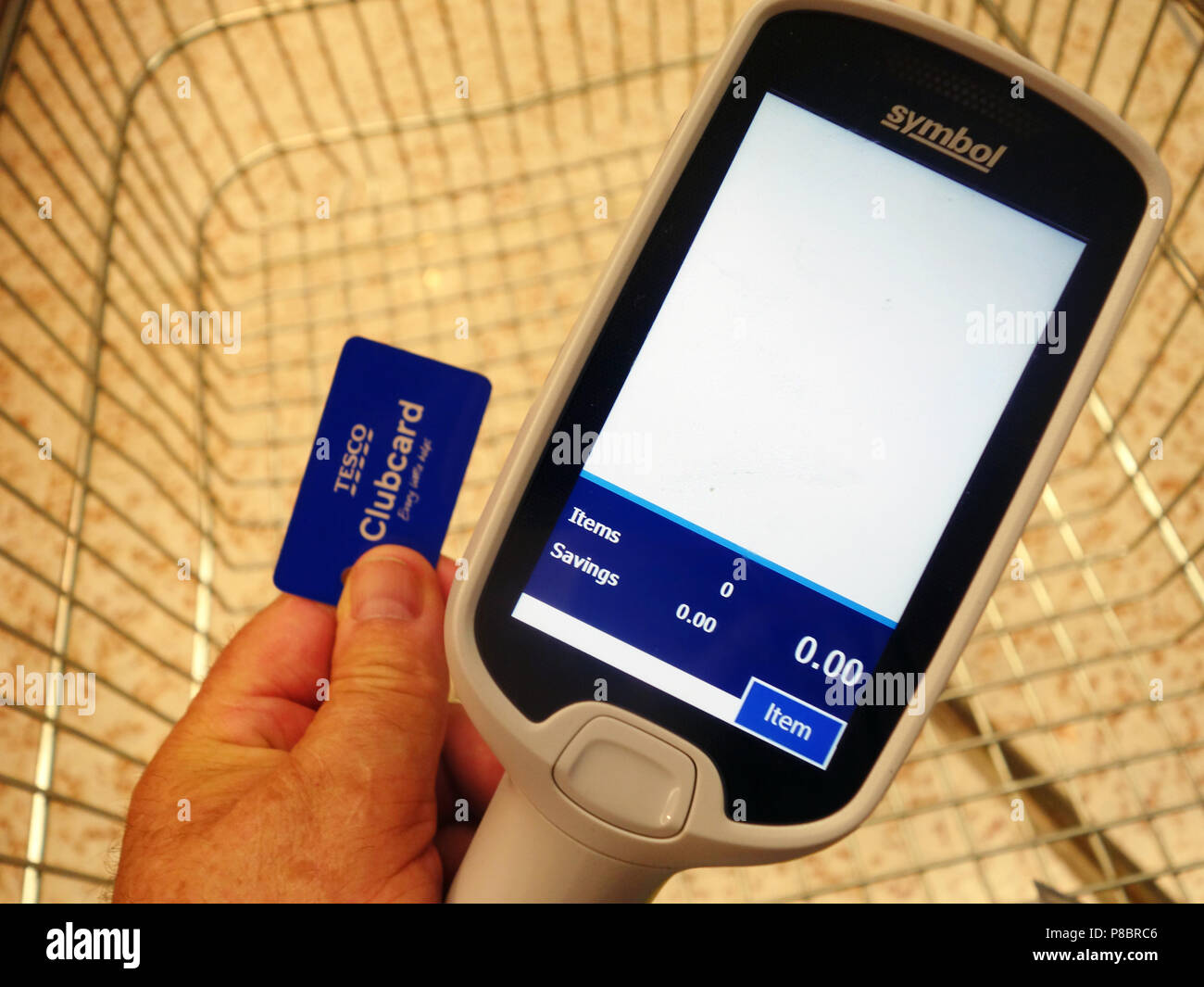 Der Mensch beginnt, sein Einkaufen bei Tesco über die seine Clubcard Mitgliedskarte der Scan zu verwenden, wie Sie shop Routine Stockfoto