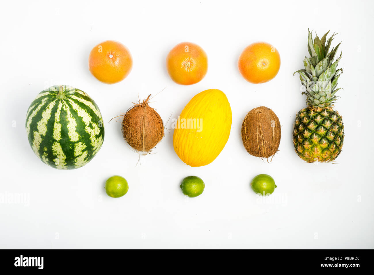 Bunte Frucht von Ananas, Wassermelone, Kokosnuss, Grapefruit, Limette und  Melone auf weißem Hintergrund. Ansicht von oben. Flach. Sommer Hintergrund  Stockfotografie - Alamy